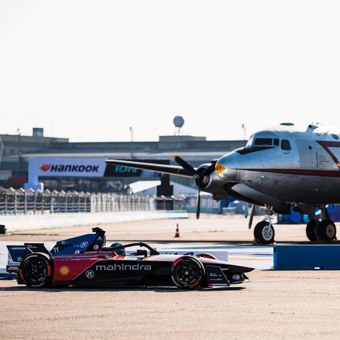 ルーカス・ディ・グラッシさんのインスタグラム写真 - (ルーカス・ディ・グラッシInstagram)「Here we go! All set for #BerlinePrix 🇩🇪  Races Saturday & Sunday 3pm CET  #FIAFormulaE #FormulaE #Electric #ElectricVehicle #Racing #Motorsport #Boss #ABB #ABBgroup #JuliusBar #JB #EY #BellHelmets #Mahindra #Mahindraracing」4月22日 5時15分 - lucasdigrassi