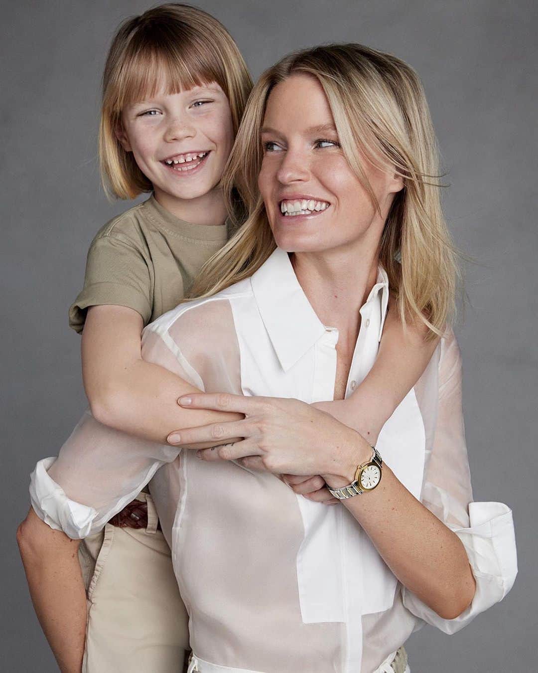 モバードのインスタグラム：「“I love most of my mommy is that she's kind and she smiles a lot”- Casper Winberg. His mom @carolinewinberg is wearing the #MovadoVizio timepiece. Tap for details #AlwaysinMotion」