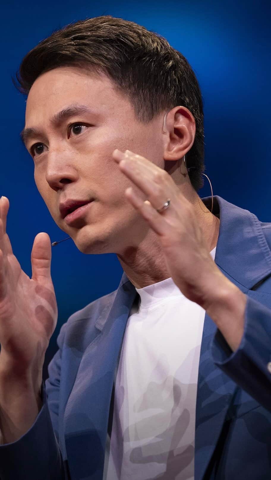 TED Talksのインスタグラム：「Concerned about your data privacy on TikTok? 👀 Here’s what TikTok CEO Shou Chew had to say about what the company is doing about it. Visit the link in our bio to watch Chew’s full #TED2023 interview with head of TED Chris Anderson where they discuss everything from whether TikTok could be manipulated by bad actors to how the app’s famous algorithm actually works.   #TikTokBan #TikTokChina #DataPrivacy #OnlineSecurity」