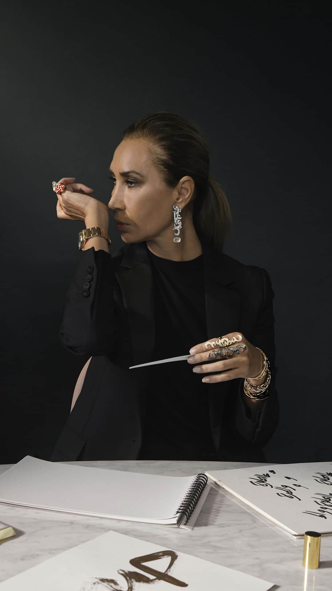 ゲランのインスタグラム：「Like a sparkling cuff bracelet on a woman’s arm, Nadine Kanso’s design gently embraces the curves of Guerlain’s iconic Bee Bottle, created by Pochet du Courval, the Maison’s artisan glassmaker since 1853.  Each of the nine motifs representing the word ‘love’ is crafted by hand, gilded with 24-carat gold and covered with 1,710 individually applied Swarovski crystals by Living Heritage Company Gonthiez Frères, whose savoir-faire has been passed down across five generations.​   @nadkanso @groupepochet  #Guerlain #GuerlainParfumeur #ExceptionalPiece」
