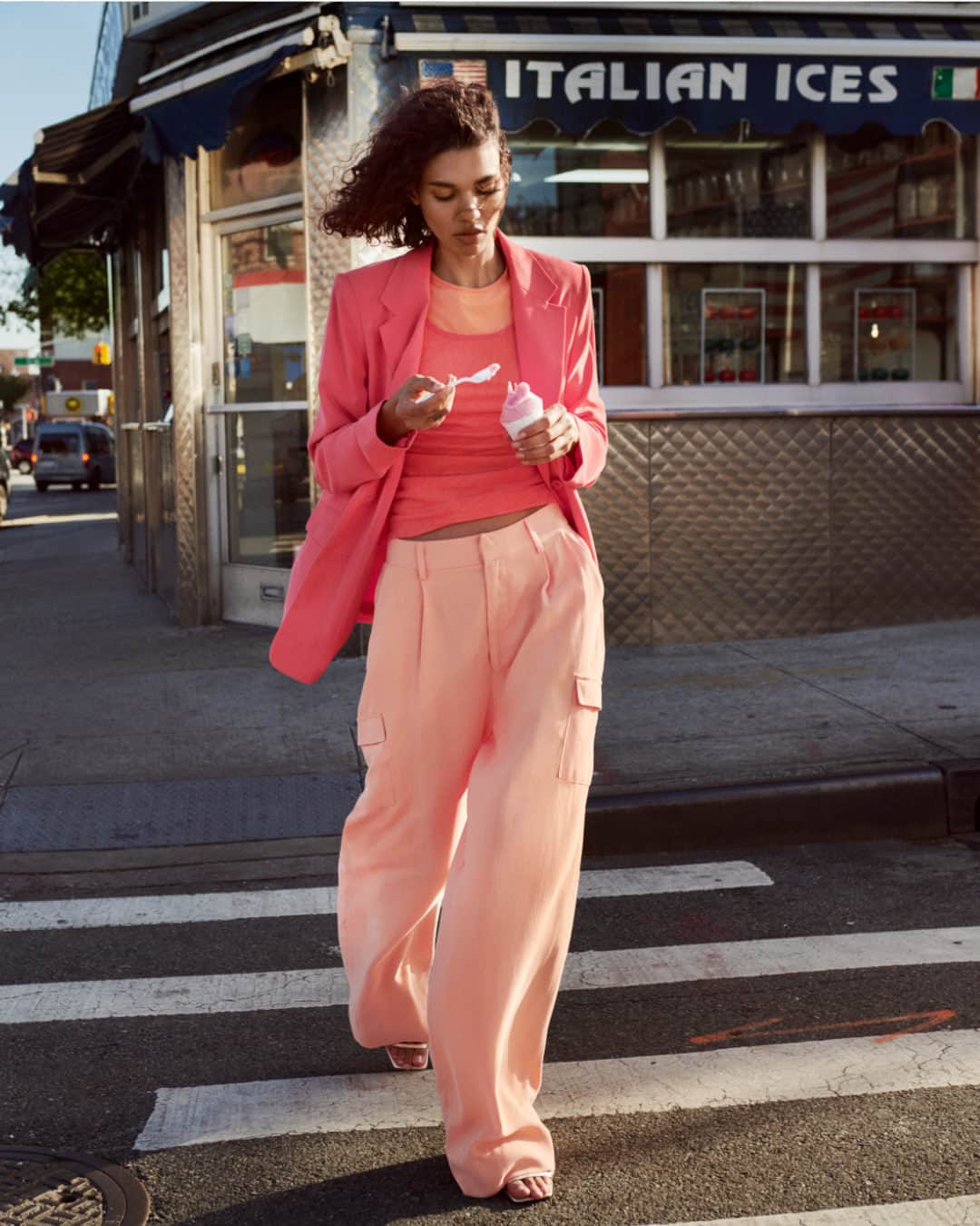 DKNYのインスタグラム：「Warmer weather but the outfit stays icy.   @___valente at @lemonicekingofcorona for #IFEELDKNY」