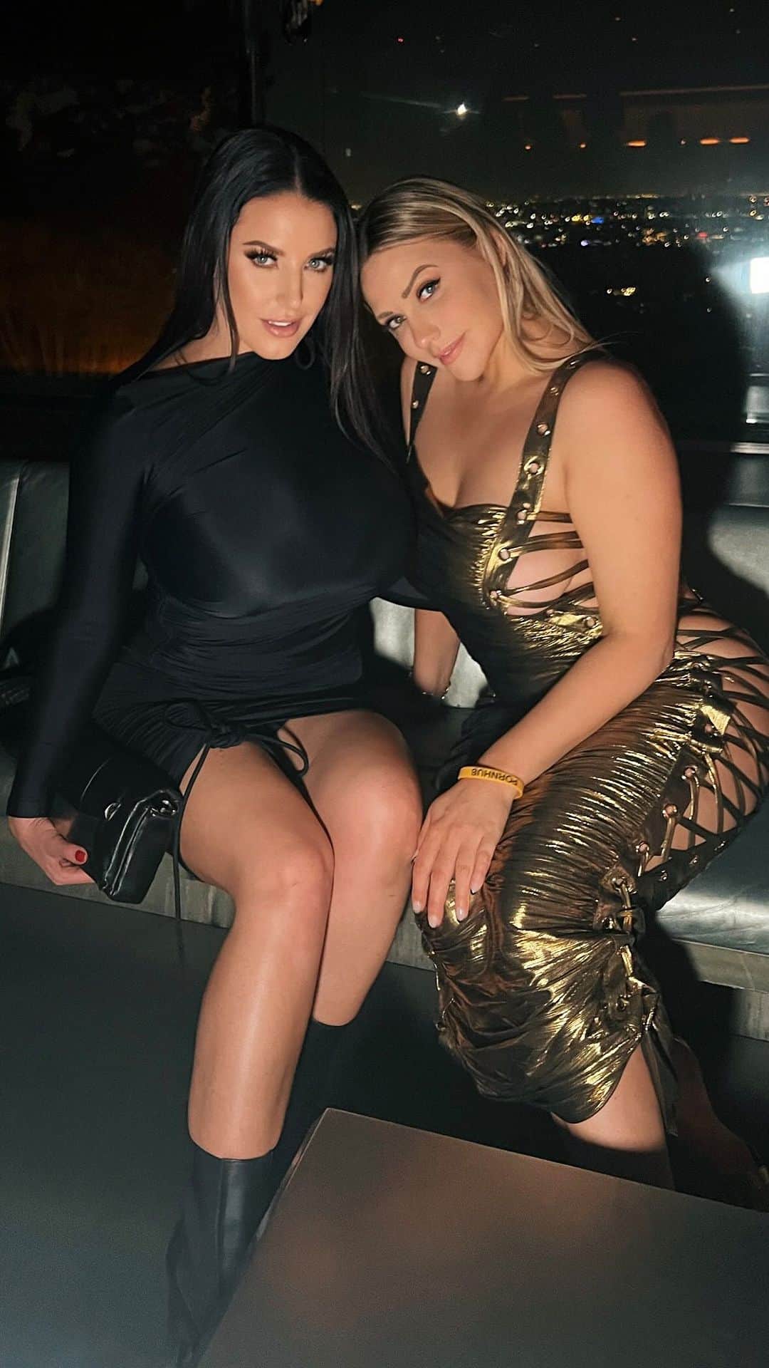 Brazzersのインスタグラム：「Do we stay on your mind? ☺️ @theangelawhite @miamalkova」