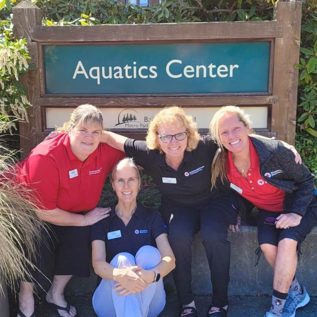ネーブ・キャンベルのインスタグラム：「Our volunteers not only respond to disasters and help at blood drives, but also teach lifesaving skills! 💪🏼  Meet Swan Cooke, a Red Cross volunteer instructor who has been teaching people how to swim, perform CPR and provide first aid during emergencies for the last 43 years.  “My favorite thing about being a volunteer instructor is the people. Teaching students and also working with the other instructor trainers and educators, they have become family," said Swan.  As a busy mom of eight, she continues to find time volunteering and inspiring others after so many years. One moment she recalls is when she taught a retired officer in the military how to swim. She wrote him a congratulatory message after he received his completion certificate. Years later, he qualified for an Ironman Triathlon and attributed the skills he learned in her class to winning the competition.  "It’s a pretty well-kept secret that when you give back, you always get more than what you give. The friendships, the camaraderie and the learnings are invaluable. The Red Cross will always be a part of my life,” said Swan.  Every day, we’re in awe of the commitment and compassion our volunteers bring to our mission. Drop a ‘❤️’ to join us in celebrating their lifesaving efforts as #NationalVolunteerWeek comes to a close.  #ThankYouVolunteers #RedCross #CPRInstructor #FirstAid」
