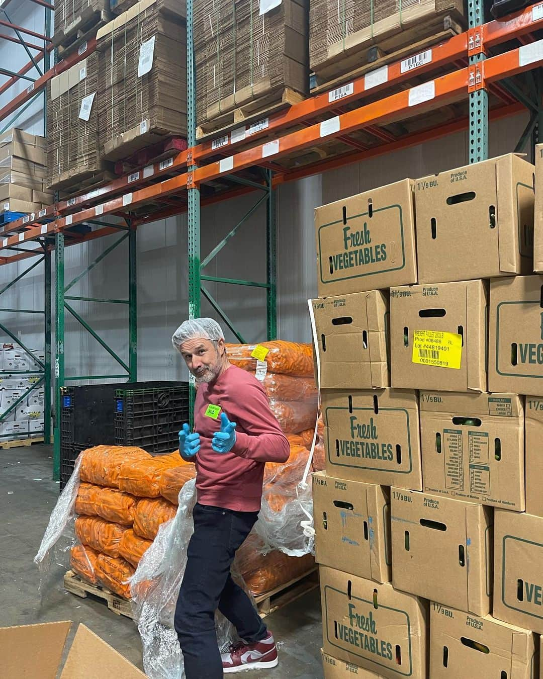 デヴィッド・アークエットさんのインスタグラム写真 - (デヴィッド・アークエットInstagram)「My #happy place @feedingamerica at the @2harvestmidtn #foodbank #volunteer #nashville #tennessee #thevolunteerstate it was a little cold for @christinaarquette」4月22日 5時25分 - davidarquette