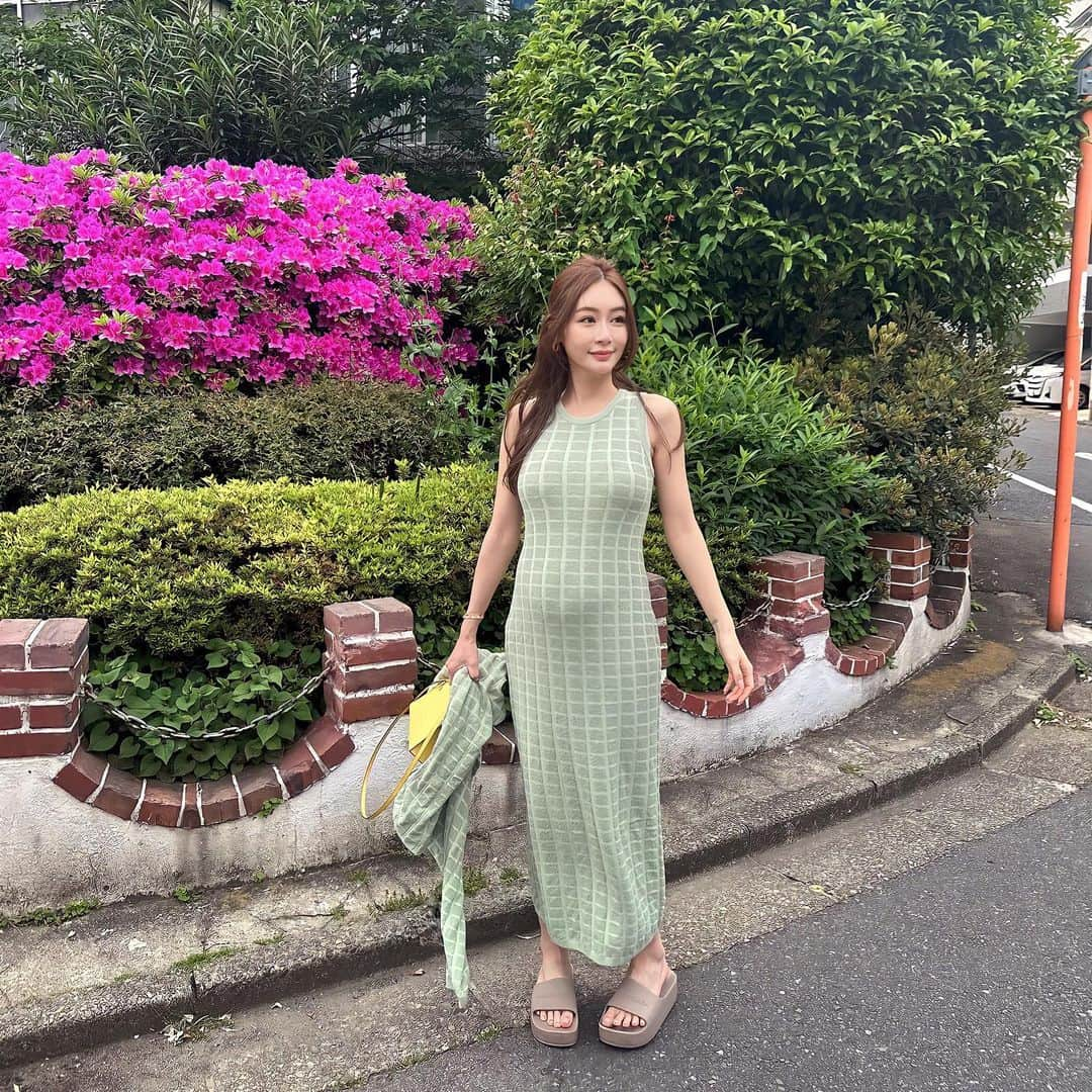 Reikaさんのインスタグラム写真 - (ReikaInstagram)「胎動が激しくて お腹も重すぎて 今までよりもすごく出てて🤰 何もしてなくてもマラソンを走ったんじゃないかと思うぐらい疲れます😅  まだまだ先が長いので 少し不安になってきました😃😅  髪の毛は　@re_by_reinest_official のノベルティヘアクリップで適当に 可愛い❤️  ワンピースは　@searoomlynn_official」4月21日 20時41分 - reikamarianna