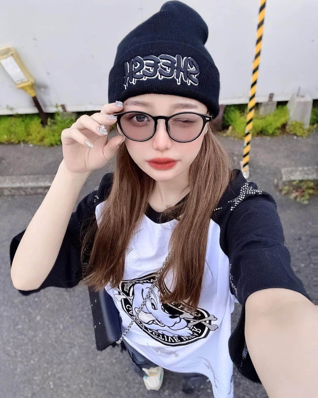 白川れなのインスタグラム：「ラフな格好も大好き~  そういえばネイル変えました💅 今回も @lilybeautynail  さんにお願いしました~！まじでキラキラえぐくてめっちゃ可愛いの^._.^♡  ⁡ ⁡ ⁡ ⁡ ⁡ ⁡ ⁡ ⁡ ⁡#ネイル #nail  #エクステ #ミルクティーベージュ #韓国メイク#fashion #portrait #selfie #随手拍 #網美 #셀카 #패션 #데이트」