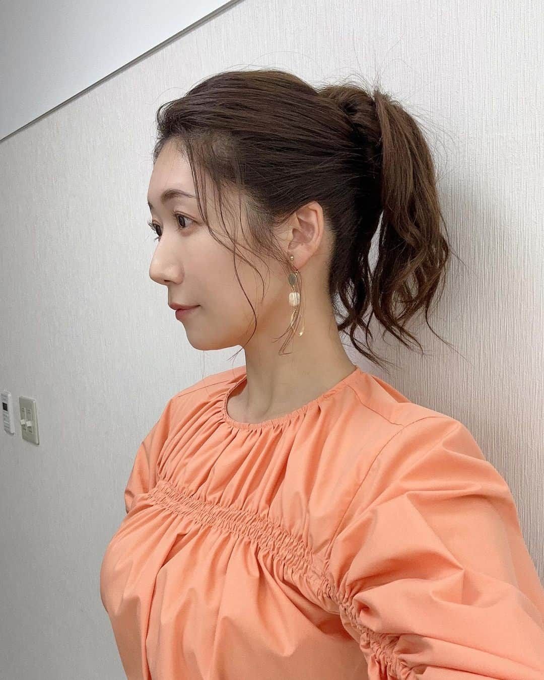 穂川果音さんのインスタグラム写真 - (穂川果音Instagram)「hair style  ポニーテールだよ〜 マローンアップってゆうポニーテールのアレンジみたい🌰  　#ヘアスタイル　#ヘアアレンジ　#アレンジポニーテール　#ポニーテールアレンジ　#アップスタイル　#hairstyle #hairarrange #イヤリング　#earrings  #ミディアムロング　#ロングポニー #お天気キャスターコーデ　#アベプラ　#abema #穂川果音 #高めポニーテール #気象予報士　#セントフォース」4月21日 20時42分 - hokawakanonn