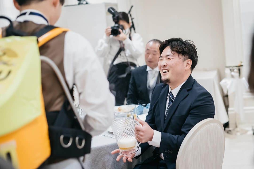 アニヴェルセル 大阪 公式さんのインスタグラム写真 - (アニヴェルセル 大阪 公式Instagram)「*  ♪🍺背負子ビール入場🍺♪  本日は、入場演出で盛り上がること間違い無しの『背負子ビール』のご紹介です‼︎  たくさん食べて、たくさん飲んで、結婚式当日は大いに盛り上がってください‼︎  @anniversaire_official  @anniversaire_osaka   ATTENTION コロナの中でもアニヴェルセル大阪では万全の準備でおふたりをサポートしています 結婚式はおふたりの大切なご家族 ご友人 仕事の仲間をお招きする大切な日です おふたりらしい結婚式でぜひ皆さんに恩返しを アニヴェルセル感染拡大防止対策はHPでご確認できます .  #結婚式 #ウェディング #アニヴェルセル #アニヴェルセル大阪 #大阪結婚式場 #大阪結婚式 #なんば結婚式 #なんば結婚式場  #プレ花嫁 #アニ嫁 #2023花嫁 #2024花嫁 #式場見学 #式場探し #ブライダルフェア #フォトウェディング #ウエディングフォト #しょいこビール #入場演出」4月21日 20時43分 - anniversaire_osaka