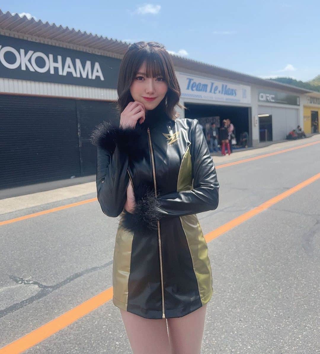SHINTANITOUKOのインスタグラム：「今週もみんなお疲れ様✌️✌️  #開幕戦 #supergt #gt300 #6号車 #teamlemans #チームルマン #エムゼス東京 #mzes #レース #race #レースクイーン #racequeen #コスチューム #セクシー #sexy #サーキット #高身長女子 #お披露目 #black #gold #dobot #岡山 #岡山国際サーキット#全身 #スタイル #style #170cm」