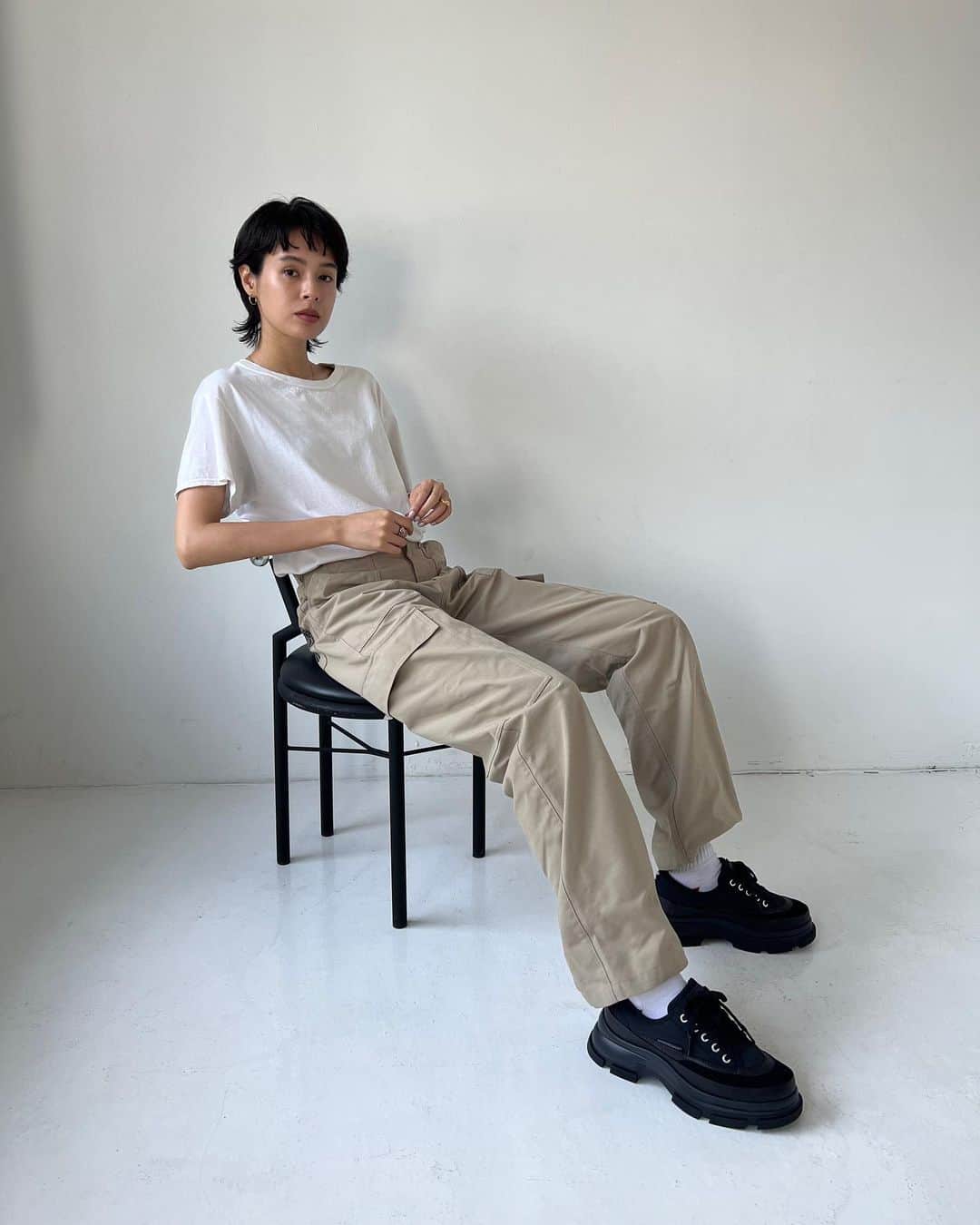 大屋夏南のインスタグラム：「Starting the weekend with new shoes 💫 ブーツ(2枚目右下)も可愛くて迷ったけど、こっちの方が履きやすいからもっと履くかなと思ってこっちにした💫  やっぱり可愛くて心地良いものがいい。  ときめいて買っても、チクチクするニットとか、毎回靴擦れする靴とか結局全然使わなくなっちゃったりするもんね。  ソールは100%天然ゴム、見た目に反してすごい軽い🏃🏻‍♀️  #bothparis #pr」