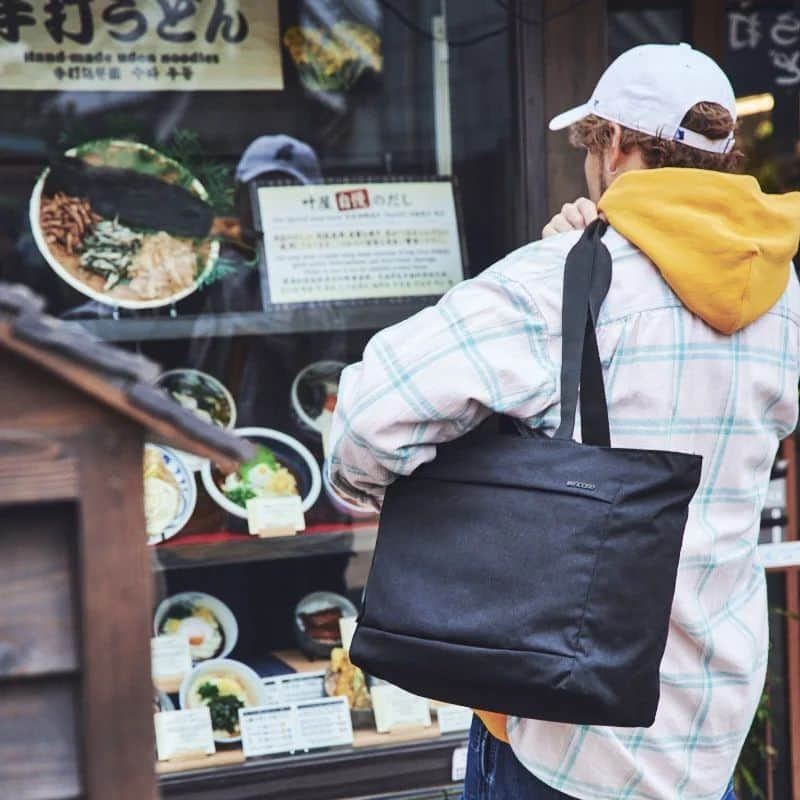 Incase Japanさんのインスタグラム写真 - (Incase JapanInstagram)「- City Market Tote With CORDURA Nylon -  優れた耐久性や耐水性を誇る500デニールコーデュラナイロンを採用したモダンで都会的なデザイン設計されたジップ開閉式トートバッグ。  【サイズ】約H32x W52 x D18 cm 【素材】コーデュラナイロン 【価格】13,750円  商品に関するお問い合わせや通信販売のご用命は、プロフィール欄にある連絡先（Incase SHINJUKU）までご連絡ください。 皆さまのお悩みを専属スタッフがサポートいたします。  ▷詳しくは @incase_japan プロフィールからOFFICIAL ONLINE STOREへ  #incase #goincase #incasejapan  #asakusa #tokyosightseeing #casualbag」4月21日 20時48分 - incase_japan