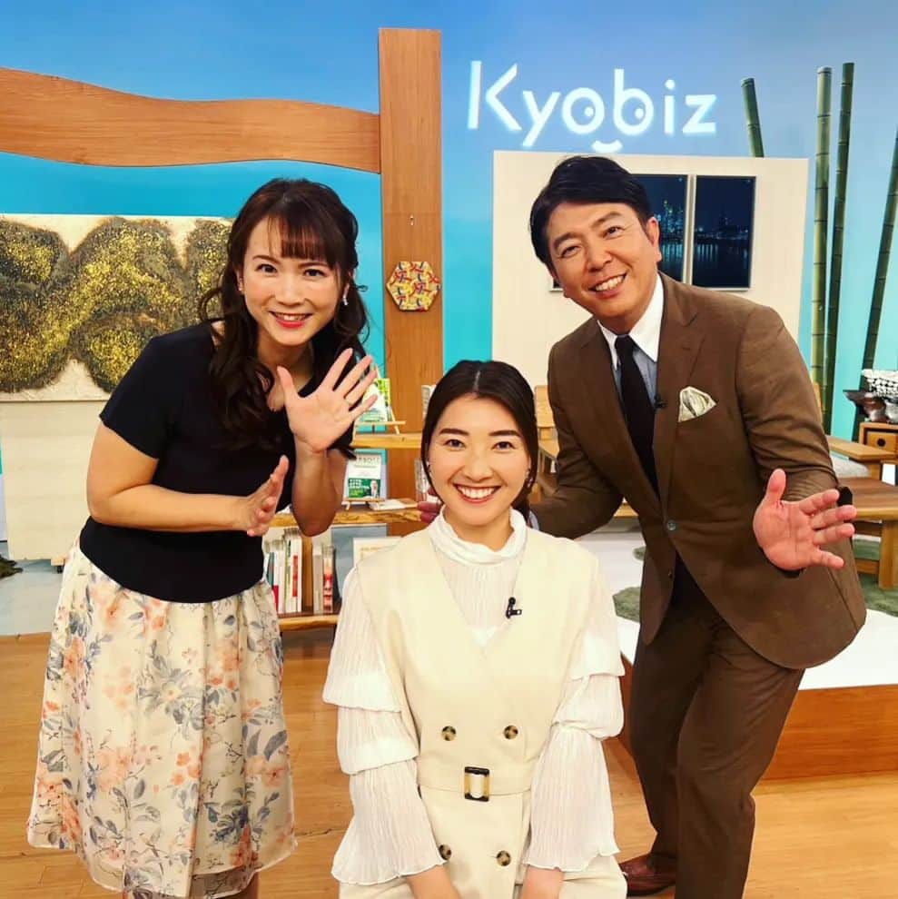 竹内弘一のインスタグラム：「Kyobiz初登場！市川いずみさん！！ よろしくお願いします！！  #kyobiz #京都中央信用金庫 #中信 #京セラ #kyocera #日本電産 #nidec #堀場製作所 #horiba #島津製作所 #shimadzu #マツシマホールディングス #足立病院 #ワコール #wacoal #リアライズコーポレーション #ツーナインジャパン #ニッカテクノ #アースカーゴ #公益社 #voga #kuska #ローカル報道 #kbs京都 #tv #ニュースキャスター #竹内弘一 #海平和 #市川いずみ」