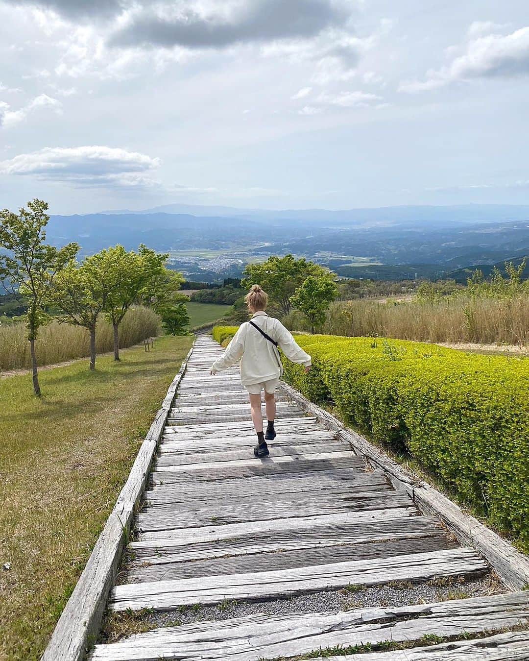 sakincho1028のインスタグラム：「お休みありがとうございました🌼 沖縄の予定が前日まで何も計画しておらず何故か急遽、鹿児島に✈️(もう旅行無しかと思った) 行きの飛行機以外、何も決まっておらずその場で決める旅。めちゃくちゃ面白く楽しかった。🐥 いつも酒か服、の旅行だったけど今回はドライブしてひたすら歩いたり汗流したり普段しないこと沢山した。相変わらず寝る時は一つのベットで寝たし、空港では全力で走った。 ドライブ中に一番盛り上がったシャムシェイドと、髪型がハタケに似てると言われたことが鹿児島の1番の思い出です。忘れない。 あと人生でもうあんなに階段登らないだろう。登りたくない。修行しに行ったのかと思った。👯‍♂️ @coebi  エビちゃんいつもありがとう。朝からお腹減ったってうるさいのは勘弁してください。あと朝ヨガは独り言言わずに静かにやってください。  リフレッシュしっかりしたので明日からお仕事もりもり頑張りますので皆さまぜひ可愛くさせてください！！！👩‍🦳🤍」