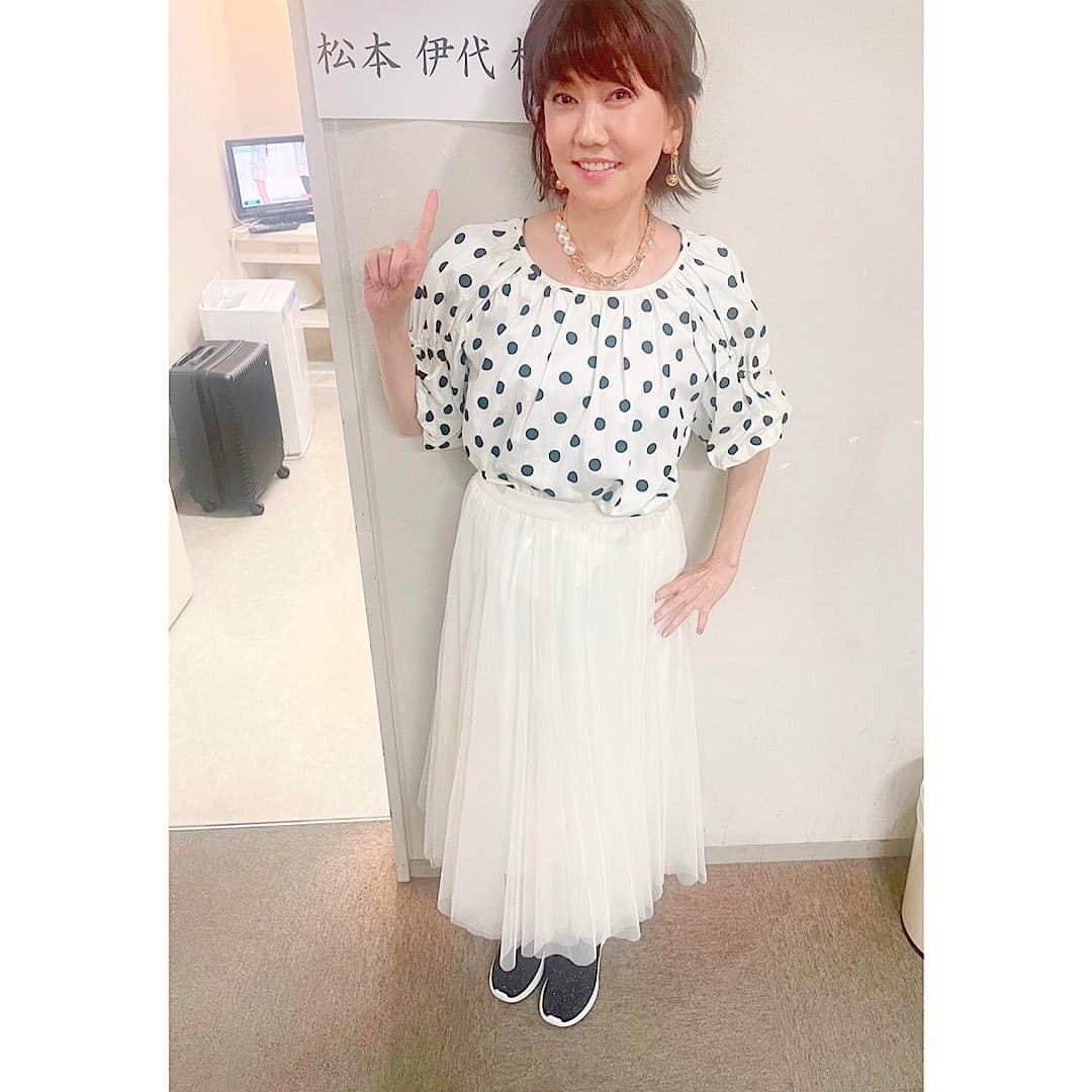 松本伊代さんのインスタグラム写真 - (松本伊代Instagram)「今日の 東海テレビ「スイッチ！」  優ちゃんに プレゼントしてもらった スニーカーを 履いて出演しました♪  スケッチャーズ slip-ins 手を使わず、 かがまなくても履けるから 今の私には とても助かります！ しかも歩きやすい〜  優ちゃんありがとう😊😭 優ちゃん、 今日はデビュー記念日。 おめでとう㊗️  今日はスタシに 萬田久子さんが ゲストにいらっしゃいました。 いつお会いしても かっこいい憧れの方です。  お衣装 @saaageboutique アクセサリー @lohmejewelry  #東海テレビスイッチ！ #大好きな高井さんと！ #優ちゃんからのプレゼント #スケッチャーズ #スニーカー #HANDSFREE #slip-ins #スポッと履ける #SKECHERS #萬田久子　 #高井一 #速水アナ#前田アナ #ジョージさん #早見優 #松本伊代」4月21日 20時52分 - iyo14_official