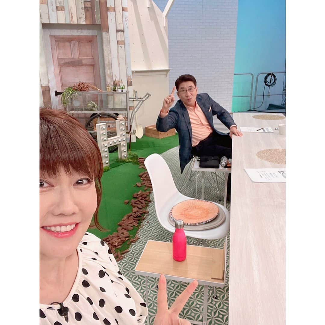 松本伊代さんのインスタグラム写真 - (松本伊代Instagram)「今日の 東海テレビ「スイッチ！」  優ちゃんに プレゼントしてもらった スニーカーを 履いて出演しました♪  スケッチャーズ slip-ins 手を使わず、 かがまなくても履けるから 今の私には とても助かります！ しかも歩きやすい〜  優ちゃんありがとう😊😭 優ちゃん、 今日はデビュー記念日。 おめでとう㊗️  今日はスタシに 萬田久子さんが ゲストにいらっしゃいました。 いつお会いしても かっこいい憧れの方です。  お衣装 @saaageboutique アクセサリー @lohmejewelry  #東海テレビスイッチ！ #大好きな高井さんと！ #優ちゃんからのプレゼント #スケッチャーズ #スニーカー #HANDSFREE #slip-ins #スポッと履ける #SKECHERS #萬田久子　 #高井一 #速水アナ#前田アナ #ジョージさん #早見優 #松本伊代」4月21日 20時52分 - iyo14_official