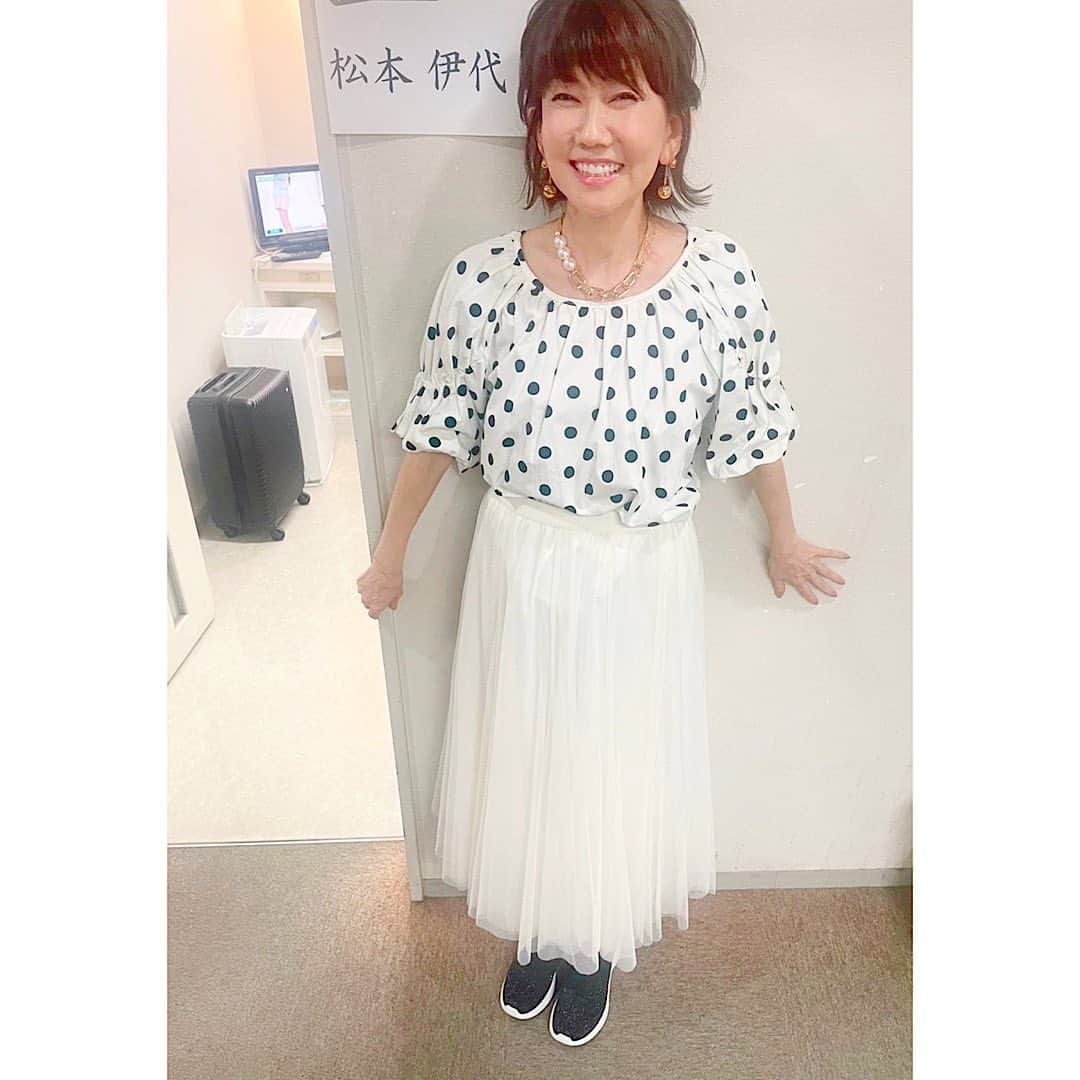 松本伊代さんのインスタグラム写真 - (松本伊代Instagram)「今日の 東海テレビ「スイッチ！」  優ちゃんに プレゼントしてもらった スニーカーを 履いて出演しました♪  スケッチャーズ slip-ins 手を使わず、 かがまなくても履けるから 今の私には とても助かります！ しかも歩きやすい〜  優ちゃんありがとう😊😭 優ちゃん、 今日はデビュー記念日。 おめでとう㊗️  今日はスタシに 萬田久子さんが ゲストにいらっしゃいました。 いつお会いしても かっこいい憧れの方です。  お衣装 @saaageboutique アクセサリー @lohmejewelry  #東海テレビスイッチ！ #大好きな高井さんと！ #優ちゃんからのプレゼント #スケッチャーズ #スニーカー #HANDSFREE #slip-ins #スポッと履ける #SKECHERS #萬田久子　 #高井一 #速水アナ#前田アナ #ジョージさん #早見優 #松本伊代」4月21日 20時52分 - iyo14_official