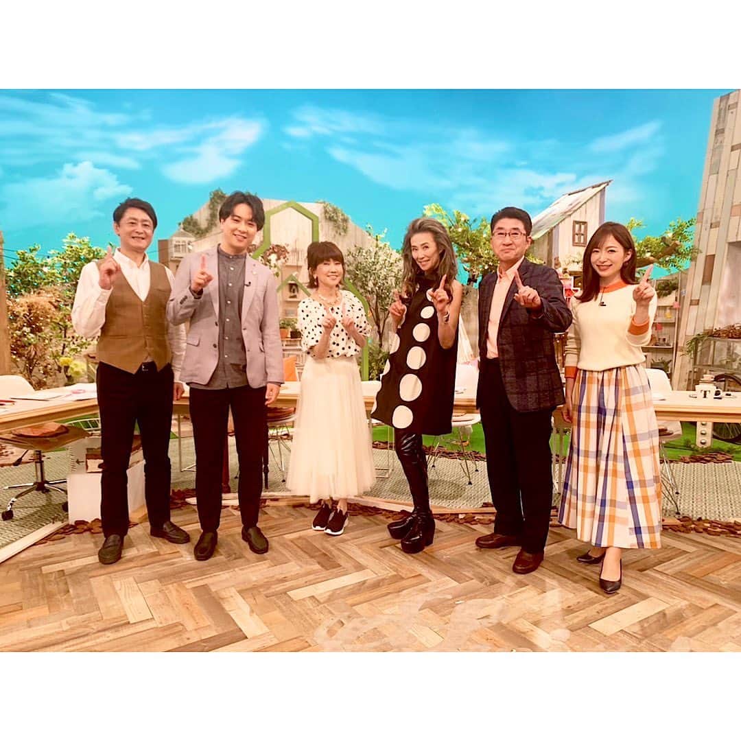 松本伊代さんのインスタグラム写真 - (松本伊代Instagram)「今日の 東海テレビ「スイッチ！」  優ちゃんに プレゼントしてもらった スニーカーを 履いて出演しました♪  スケッチャーズ slip-ins 手を使わず、 かがまなくても履けるから 今の私には とても助かります！ しかも歩きやすい〜  優ちゃんありがとう😊😭 優ちゃん、 今日はデビュー記念日。 おめでとう㊗️  今日はスタシに 萬田久子さんが ゲストにいらっしゃいました。 いつお会いしても かっこいい憧れの方です。  お衣装 @saaageboutique アクセサリー @lohmejewelry  #東海テレビスイッチ！ #大好きな高井さんと！ #優ちゃんからのプレゼント #スケッチャーズ #スニーカー #HANDSFREE #slip-ins #スポッと履ける #SKECHERS #萬田久子　 #高井一 #速水アナ#前田アナ #ジョージさん #早見優 #松本伊代」4月21日 20時52分 - iyo14_official