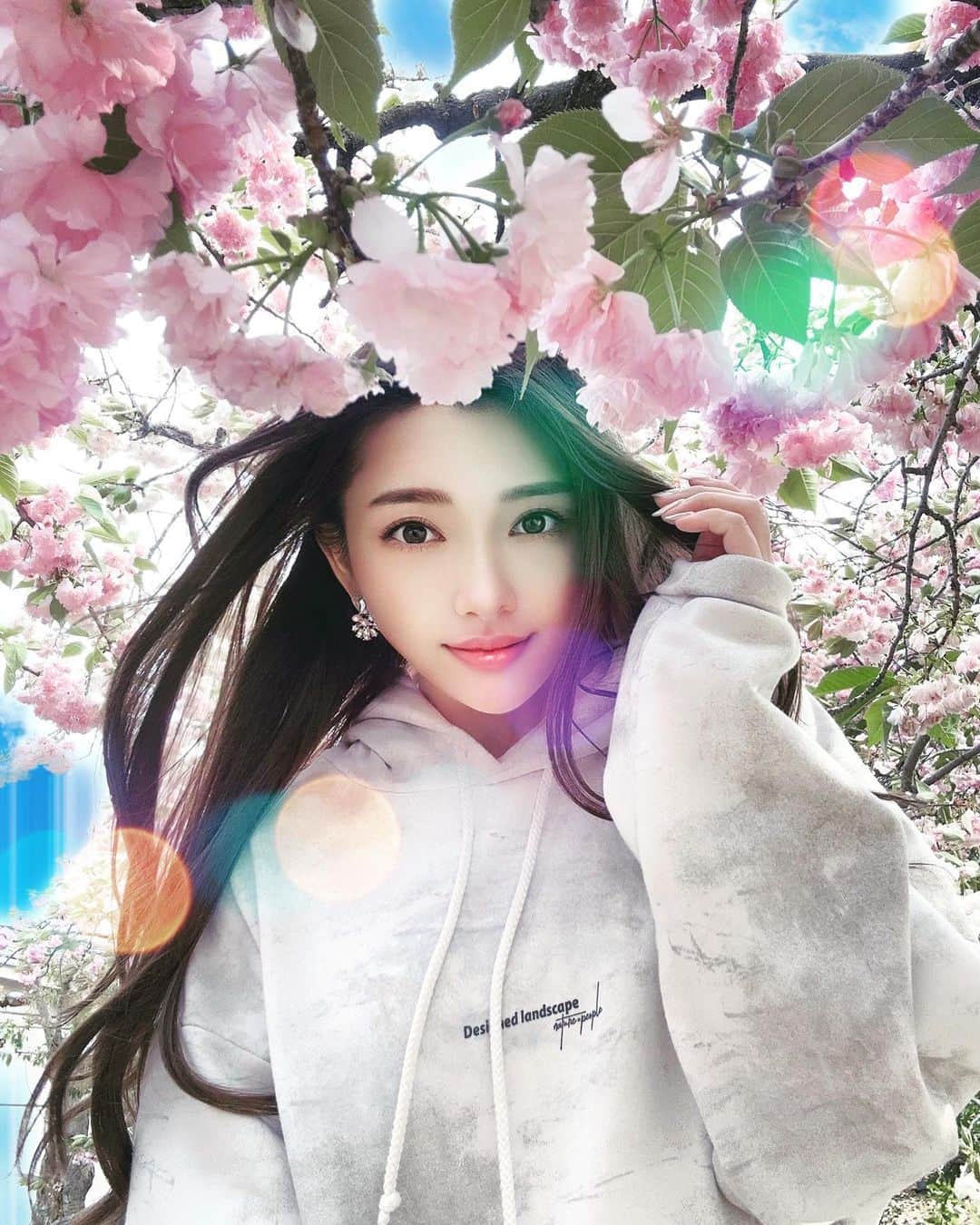 マキろんのインスタグラム：「今日ね87歳のご近所さんと お話ししてて わかったことがあるんだけど  やっぱね 人生って信じられないこと 結構起きるんよね❗️  私たちもコロナとか経験して "いやーそんなことあるんだねぇ" 人生ってほんと色々やわーって 言ってるけど  その87歳のご近所さんはね もっともっといろんな すごい経験をされてたよ  戦争も真っ最中 小学生のとき空襲警報を 聞きながら逃げながら 授業して それから疎開して こんどは疎開先で 海から砲弾がとんできて 軍艦からの砲弾は 池ができるんだって そこで釣りしたって🎣💦 すごいお話しだよね でも現実に体験したことなんよ  たぶん うちらは もっともっと "なんじゃそりゃー" ってことがこれからも あると思うんよね  私もね "はぁああ？"ってこと あったよぉ😅  言ったら言ったでね SNSでマイナスな発言や マイナスな投稿すなとか 言ってくる奴おるけんね  面倒なんじゃけど😅  わりぃけど もっともっと キミらも私もこれから 理不尽極まりないこと たくさん経験するんよ  今起きてる戦争だって 自殺や死亡交通事故だって 見て見ぬふりして 現実から逃げても また同じこと繰り返すだけなんよね  人は非力で無力やけど みんなが気付けば 少しでも繰り返さないし 変わると私は信じとるけん  だから 目の前で起きてることに 逃げないし しっかり目を開けて 生きていきょーる  誰よりも その経験を味わって 貪欲に生きちゃるってきめた  87歳のひとと話すると 人生観めっちゃ 広がるわ❣️🤗  #人生観が変わった日   🌸🌸🌸🌸🌸🌸🌸🌸🌸  #令和のアラフィフ#山内智恵 #波動を上げる方法  #引き寄せの法則実践中」