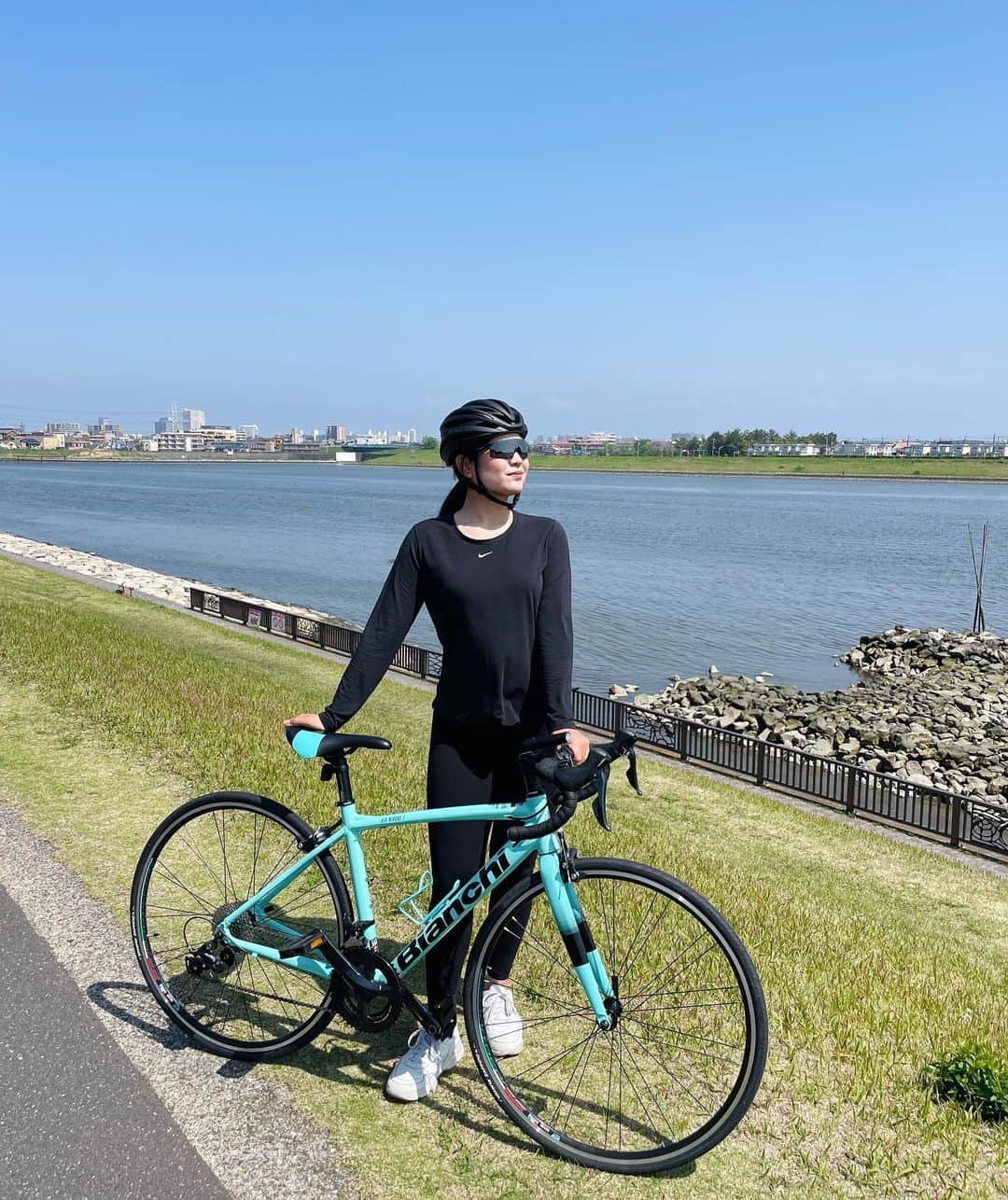 倉田珠里亜のインスタグラム：「. 風が気持ち良くて最高〜🚴‍♀️ #サイクリング #有酸素 #ビアンキ女子」