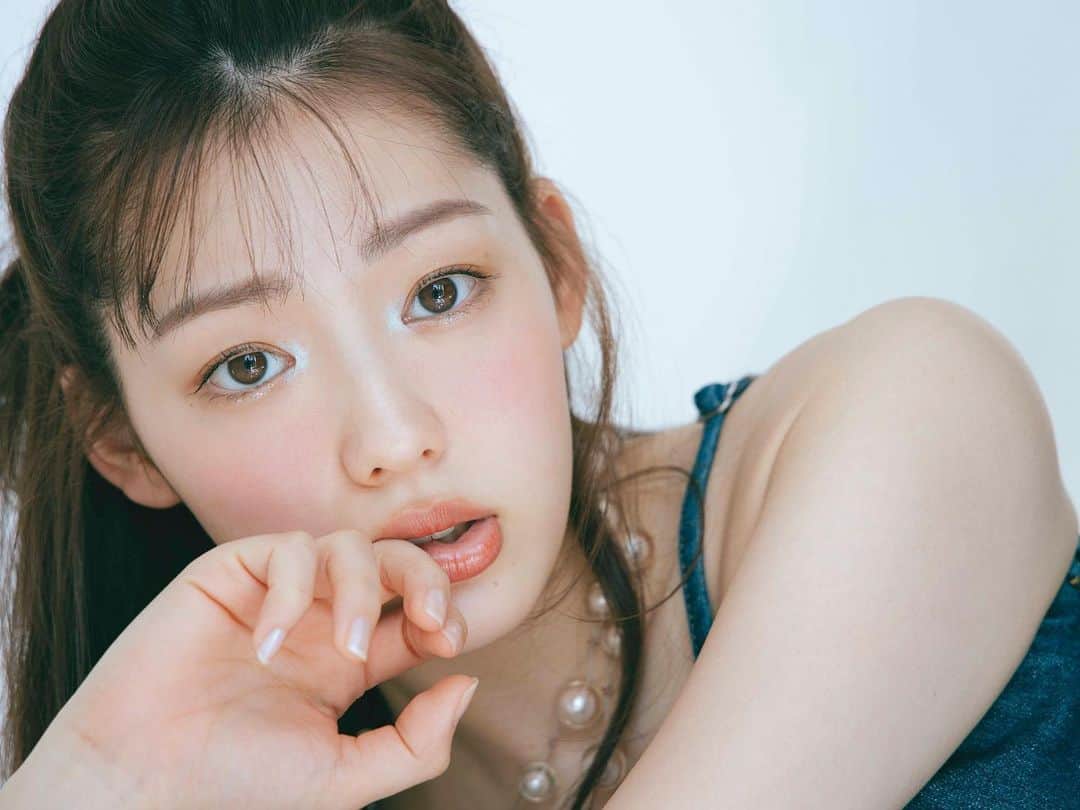 中村里帆さんのインスタグラム写真 (中村里帆Instagram)「Ray6月号本日発売〜！ 今月はエモ顔メイク企画に💄」4月21日 20時