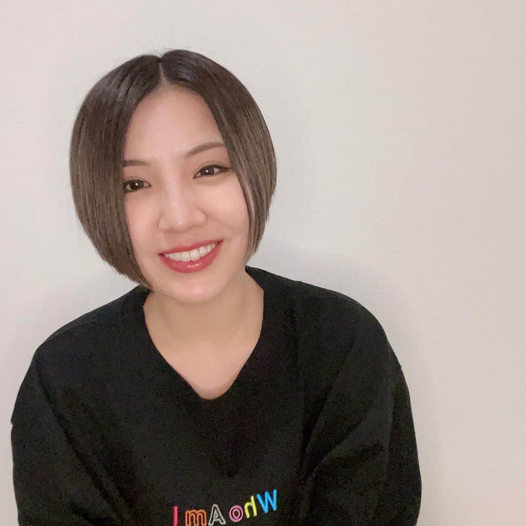 阿部真央のインスタグラム：「髪黒くしたよ🥳」