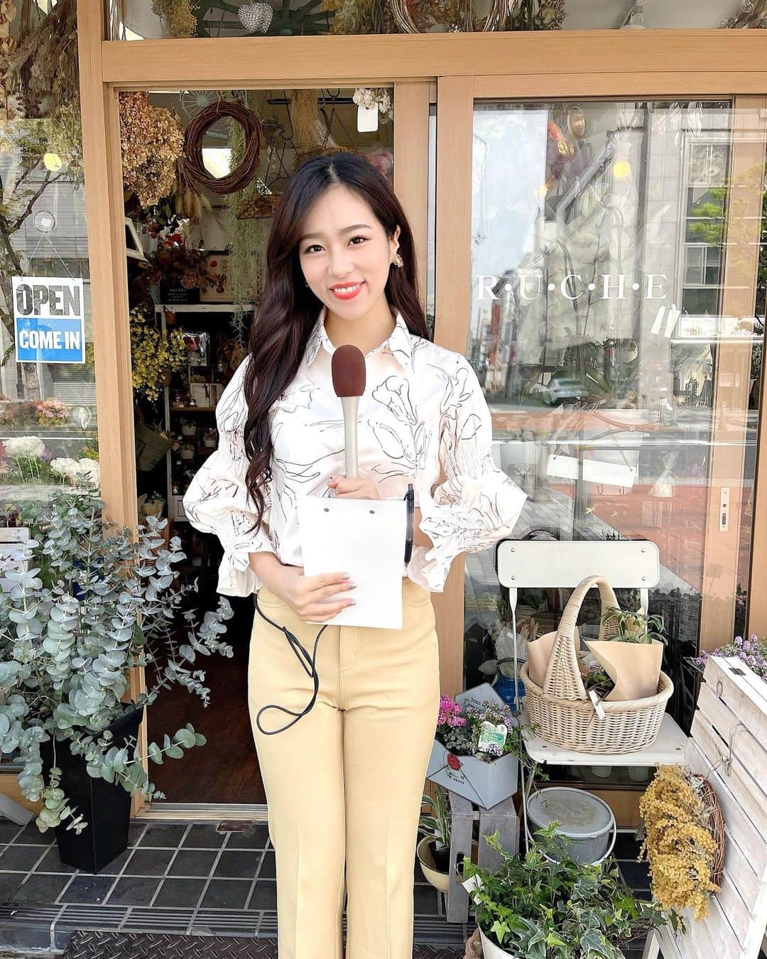 絹野志朋さんのインスタグラム写真 - (絹野志朋Instagram)「『LIVEニュース』生中継📺  過去の放送回は #LIVEニュースリポーター でCheck☝️ @jcom_sakai   本日は、堺駅近くにあるお花屋さん フラワー・ルーシュさんにお伺いしました🌹  素敵なお花たちがたくさんありましたが これからの季節におすすめのお花や お家でお花を長持ちさせるコツ、 初心者さんにオススメの植物について 本日は教えて頂きました💡💕  用途に合わせたお花のアレンジや レッスンもされているみたいです♡♡  お花のことなら何でも相談できて頼りになる 「地域に根差したお花屋さん」 @flowerruche  皆さんも是非お店を覗いてみて下さいね🥰 きっと素敵な出逢いがありますよ💐  『LIVEニュース』リポーター 次回の生中継出演は《5月12日》です🧡  ⋱⋰ ⋱⋰ ⋱⋰ ⋱⋰ ⋱⋰ ⋱⋰ ⋱⋰ ⋱⋰  📲 番組を見逃してしまった方も視聴できます！ →1日3回の再放送有！ →地域情報アプリ『ど・ろーかる』でLIVE配信！  📺 番組詳細 ◆放送時間 毎週月～金曜日放送 生放送：14:00～ 再放送：17:00～／20:30～／23:00～ ※放送スケジュール・内容は 予告なく変更となる場合があります。 . . #Jcom堺 #LIVEニュース #LIVEニュース大阪 #LIVEニュース堺 #LIVEニュースリポーター」4月21日 20時55分 - shihok0414