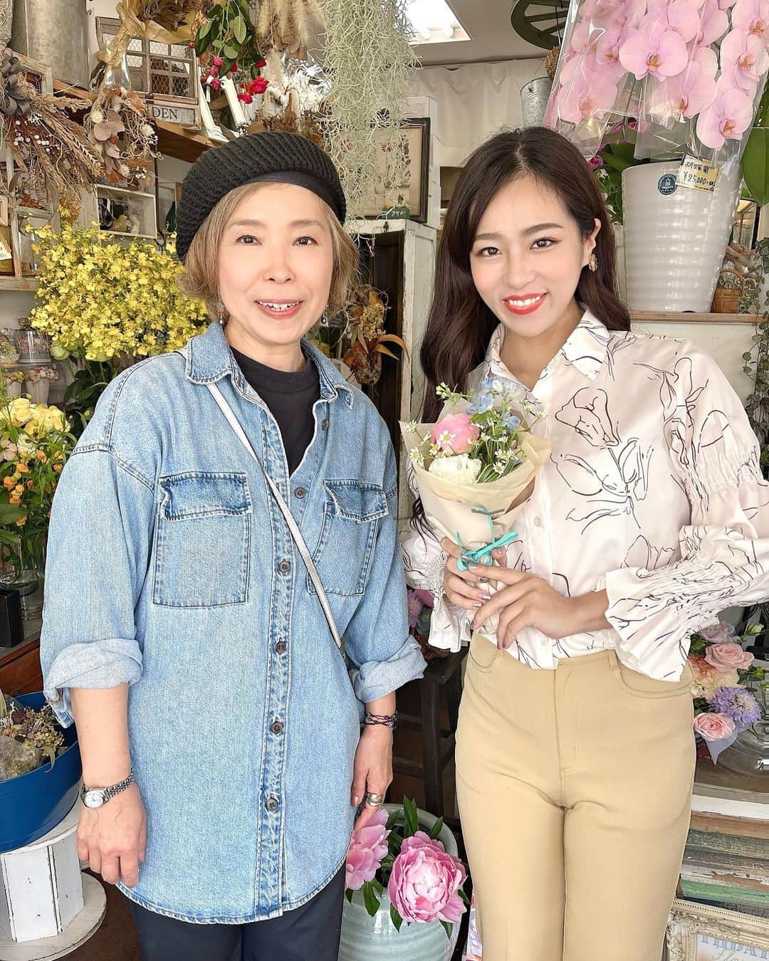 絹野志朋さんのインスタグラム写真 - (絹野志朋Instagram)「『LIVEニュース』生中継📺  過去の放送回は #LIVEニュースリポーター でCheck☝️ @jcom_sakai   本日は、堺駅近くにあるお花屋さん フラワー・ルーシュさんにお伺いしました🌹  素敵なお花たちがたくさんありましたが これからの季節におすすめのお花や お家でお花を長持ちさせるコツ、 初心者さんにオススメの植物について 本日は教えて頂きました💡💕  用途に合わせたお花のアレンジや レッスンもされているみたいです♡♡  お花のことなら何でも相談できて頼りになる 「地域に根差したお花屋さん」 @flowerruche  皆さんも是非お店を覗いてみて下さいね🥰 きっと素敵な出逢いがありますよ💐  『LIVEニュース』リポーター 次回の生中継出演は《5月12日》です🧡  ⋱⋰ ⋱⋰ ⋱⋰ ⋱⋰ ⋱⋰ ⋱⋰ ⋱⋰ ⋱⋰  📲 番組を見逃してしまった方も視聴できます！ →1日3回の再放送有！ →地域情報アプリ『ど・ろーかる』でLIVE配信！  📺 番組詳細 ◆放送時間 毎週月～金曜日放送 生放送：14:00～ 再放送：17:00～／20:30～／23:00～ ※放送スケジュール・内容は 予告なく変更となる場合があります。 . . #Jcom堺 #LIVEニュース #LIVEニュース大阪 #LIVEニュース堺 #LIVEニュースリポーター」4月21日 20時55分 - shihok0414