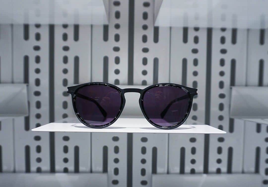 MYKITA SHOP TOKYOのインスタグラム：「【ACETATE RING SUN "SIWA"】  いつもご覧いただき有難うございます。 本日は日差しの強いこの時期に、おすすめなサングランスのご紹介させていただきます。  いっけんシンプルなボストンシェイプのサングラスに見えますが、 無機質なシートメタル、リム部分に施された艶のあるマーブル模様のアセテートリング、この異素材の組み合わせはMYKITAならではの独創的なデザインです。  ACETATE RING SUN "SIWA"  Thank you for visiting our website. Today, we would like to introduce a pair of sunglasses that we recommend for this time of year when the sun's rays are strong.  At first glance, these sunglasses look like simple Boston shape sunglasses, The combination of inorganic sheet metal and shiny marbled acetate rings on the rims and these different materials is an original design unique to MYKITA.  #mykita  #mykitasunglasses  #sunglasses  #sunglassesfashion  #マイキータ  #サングラス」
