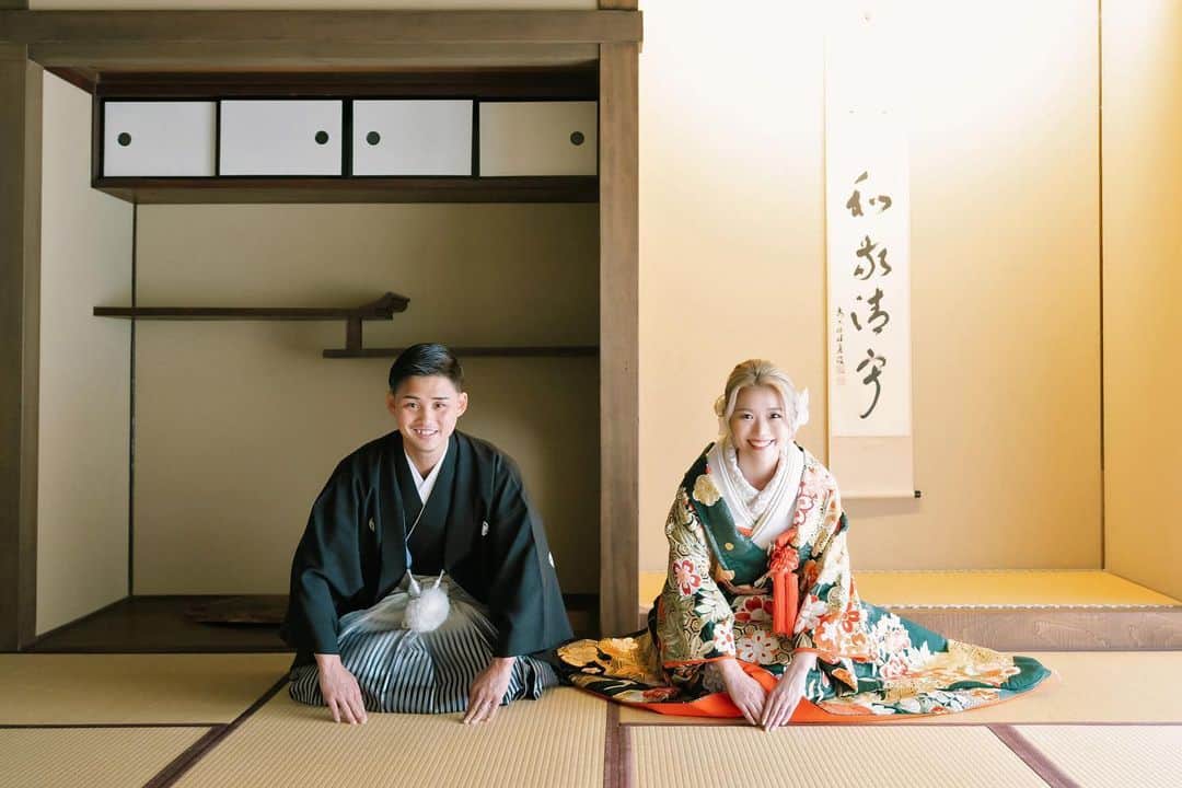 あきまっくすのインスタグラム：「前撮り写真🤍 . 写真選びながら、撮ってよかったなぁー幸せやなぁー🥰 と思ってました🤍 4枚目は紘人くんリクエストのフェイスオフ🔥笑 . そして数年ぶりの写真投稿だ！😂ﾄﾞｷﾄﾞｷ いいお写真が沢山あったのでしばらく 前撮り投稿にお付き合い頂けたらこれ幸いです🙏🏽🤍 . @hiroto.kyoguchi_official  . #前撮り #肥後細川庭園  #色打掛 #紋付袴」