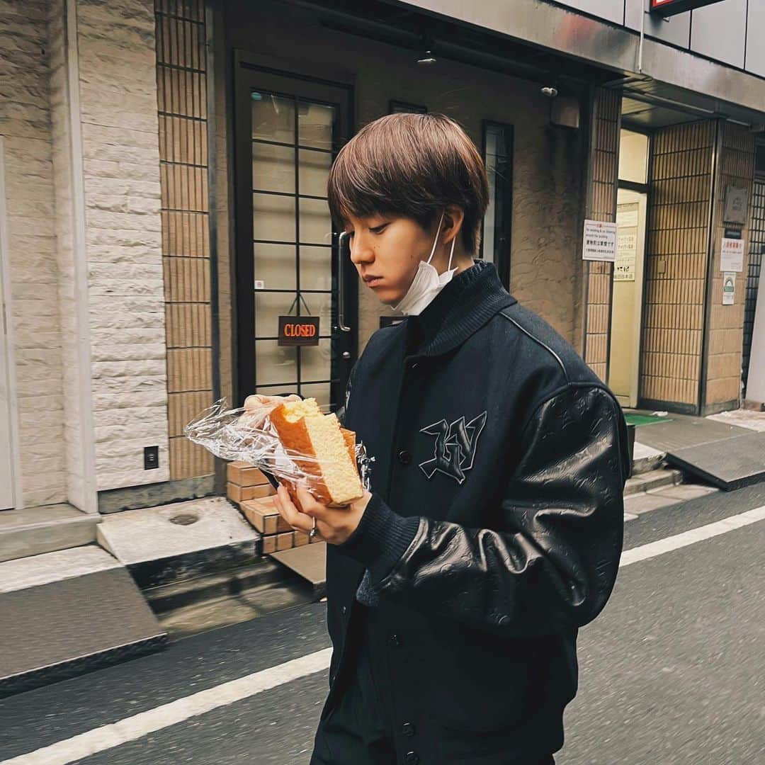 小越勇輝さんのインスタグラム写真 - (小越勇輝Instagram)「ぱくぱく🍞  暑い日々が続いてますね〜  #ぱくぱく #暑い #夏じゃん」4月21日 20時55分 - yuki_ogoe