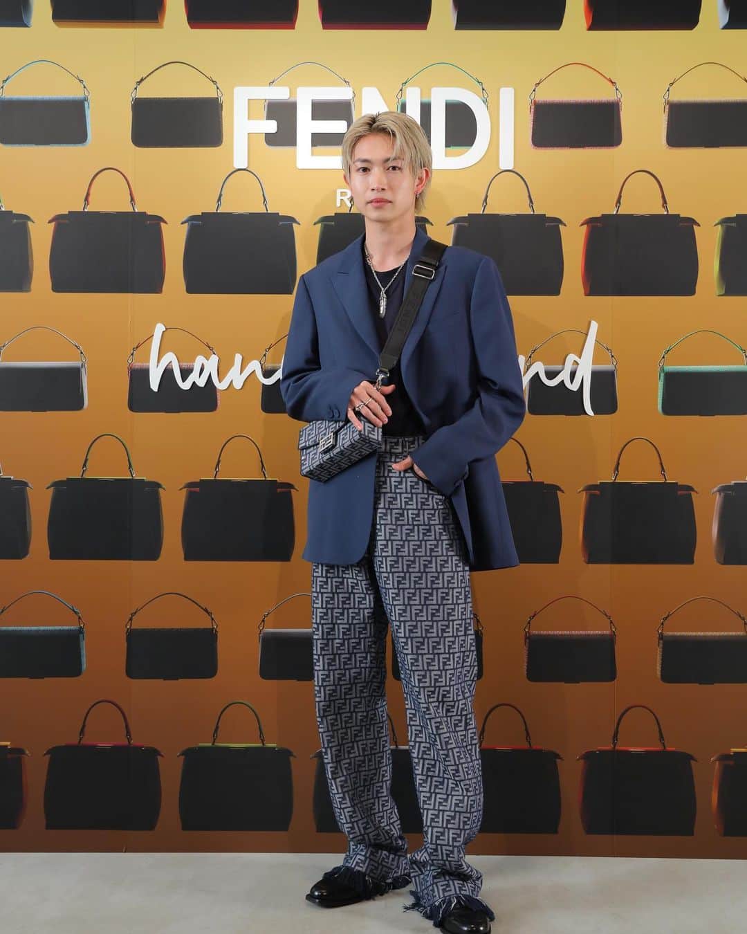のインスタグラム：「FENDI イタリアの卓越した職人技を称えるエキシビション「ハンド・イン・ハンド」  生で見る職人技に圧倒されました。  @fendi  #FendiHandInHand  #FendiBaguette #FendiPeekaboo」