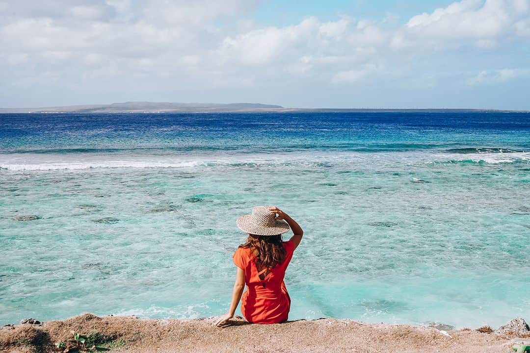 マリアナ政府観光局さんのインスタグラム写真 - (マリアナ政府観光局Instagram)「📍 #オブジャンビーチ / #obyanbeach  　　　　　　　　　　　　　　　 誰もが思い描く南国のビーチへ行きたい時はサイパン島最南端のオブジャンビーチへ！ 週末はローカルがバーベキューを楽しむ人気スポットですが、平日はスキューバダイビングを楽しむ人が訪れるくらいなのでプライベートビーチ感を堪能できます😍 　　　　　　　　　　　　　　　 オブジャンビーチを楽しむならシュノーケルや海遊びは外せません。 サンゴ礁に守られたリーフの内側、穏やかな浅瀬で南の島の海を思いっきり満喫しましょう🌊 ただし、リーフの外側は急に深くなり流れが速くなるので要注意！浅瀬でのんびり遊びましょう。 　　　　　　　　　　　　　　　 静かなビーチなのでビーチピクニックにもおすすめです。 まったりピクニックをしたり波打ち際を散歩するだけでもリラックスできちゃいます。 　　　　　　　　　　　　　　　 売店やゴミ箱はないので飲み物の持参は必須。ゴミも必ず持ち帰ってくださいね🙏💦 　　　　　　　　　　　　　　　 📸 @sao_0324 　　　　　　　　　　　　　　　 　◤ LINE公式アカウントはじめました！ 　　登録 ⏩ https://lin.ee/B0xikK8　 ◢ 　　　　　　　　　　　　　　　　　　　 🌺・……・🌺 ▼ サイパン直行便就航記念！サンキューセールで3万円お得にサイパンへ行こう！ https://japan.mymarianas.com/news/13224/ 　　　　　　　　　　　　　　　　　　　  ￣￣￣￣￣￣￣￣￣￣￣￣ @mymarianas_mva ではサイパン、テニアン、ロタの観光情報やキャンペーン情報を紹介しています。フォローして旅行準備に役立ててくださいね。　 　　　　　　　　　　　　　　　　　　　 2022/9/1 成田～サイパン 🏝 直行便就航 成田発　週3便（火・木・日） 　　　　　　　　　　　　　　　　　　　 ＿＿＿＿＿＿＿＿＿＿＿＿ #南国 #ビーチ #青い海を求めて #南の島  #サイパン #テニアン #ロタ #マリアナ #絶景辞典  #サイパン旅行 #島旅 #離島旅行 #最強コンディションの海 #海外旅行 #ビーチリゾート #マリアナ旅行  #saipan #beach #ocean #tinian #rotailsnad #northernmarianaislands  #vacation #beautifuldestinations #tropic #travelinspiration」4月21日 21時00分 - mymarianas_mva