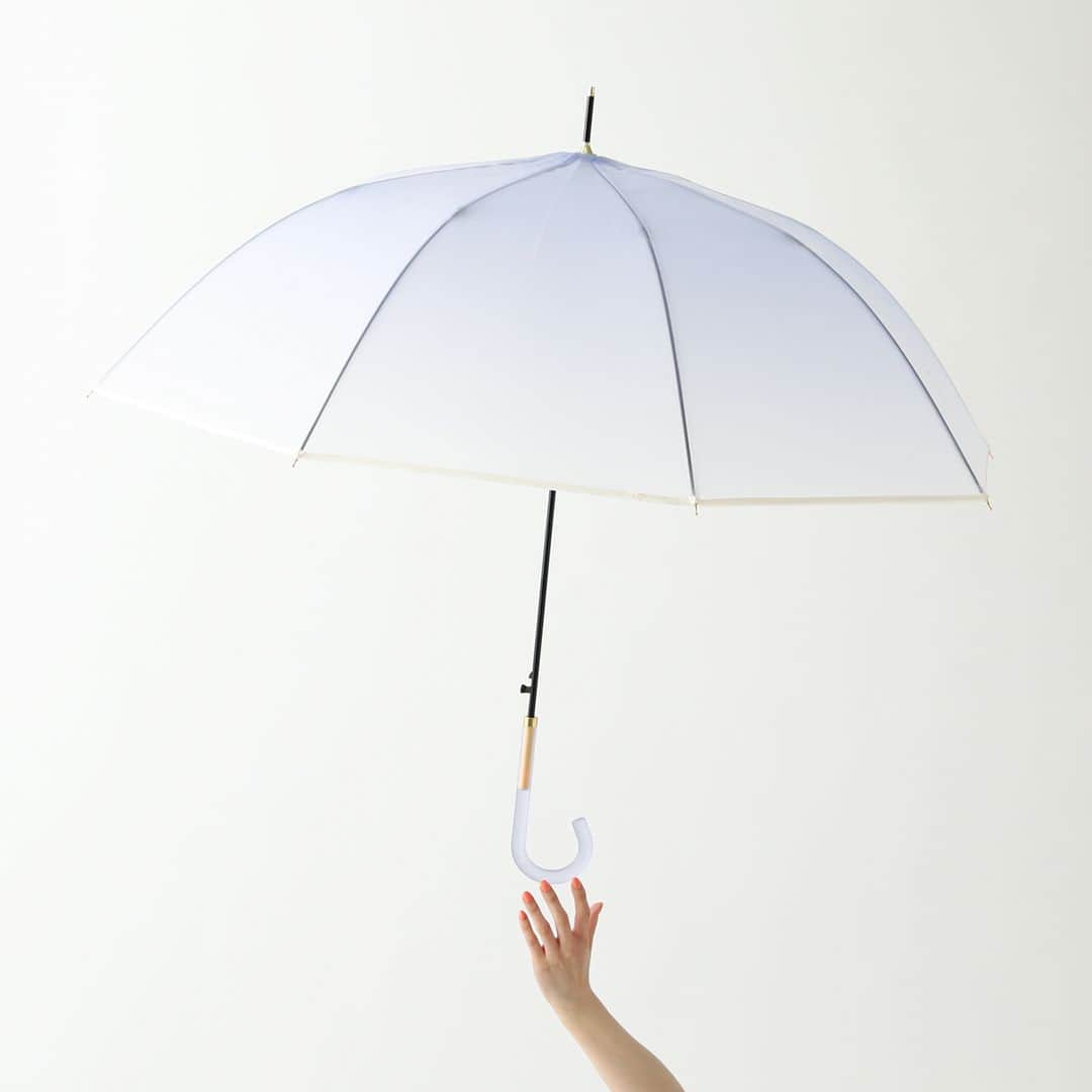 Francfrancさんのインスタグラム写真 - (FrancfrancInstagram)「【NEW!】みずみずしいグラデーションが雨の日に映える💓お出かけしたくなるビニール傘です🌈  みなさん、自分だけのお気に入りの傘は持っていますか？🌂  今回は、雨の日の憂鬱な気分が晴れやかになるような素敵な雨傘をご紹介します✨  コスメの可愛さ、ワクワクに着想を得て、傘全体にすりガラスのようなグラデーションを施したビニール傘。  コスメボトルのキャップをイメージした持ち手の配色がとってもキュートです💄💓  雨空に映える特別な一本と一緒に、雨の日のお出かけをお楽しみください♪☺️  コスメティック アンブレラ 長傘 61cm　¥3,300（税込）  #francfranc #フランフラン #francfrancのある生活 #傘 #カサ #長傘 #雨傘 #レイングッズ #雨の日 #雨の日コーデ #雨の日ファッション #雨の日の過ごし方 #雨の日のお出かけ #wpc」4月21日 21時00分 - francfranc_official