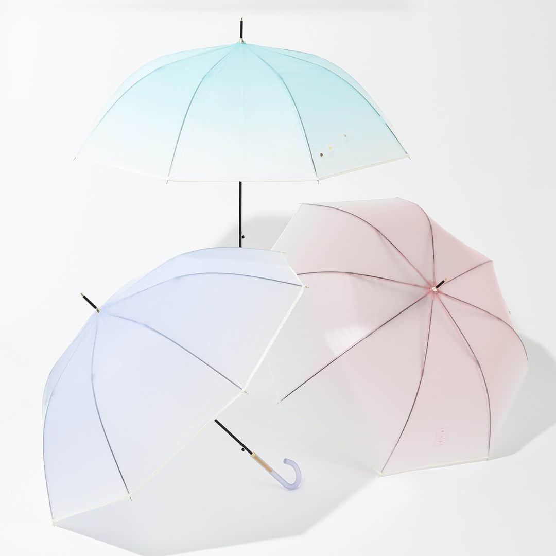 Francfrancさんのインスタグラム写真 - (FrancfrancInstagram)「【NEW!】みずみずしいグラデーションが雨の日に映える💓お出かけしたくなるビニール傘です🌈  みなさん、自分だけのお気に入りの傘は持っていますか？🌂  今回は、雨の日の憂鬱な気分が晴れやかになるような素敵な雨傘をご紹介します✨  コスメの可愛さ、ワクワクに着想を得て、傘全体にすりガラスのようなグラデーションを施したビニール傘。  コスメボトルのキャップをイメージした持ち手の配色がとってもキュートです💄💓  雨空に映える特別な一本と一緒に、雨の日のお出かけをお楽しみください♪☺️  コスメティック アンブレラ 長傘 61cm　¥3,300（税込）  #francfranc #フランフラン #francfrancのある生活 #傘 #カサ #長傘 #雨傘 #レイングッズ #雨の日 #雨の日コーデ #雨の日ファッション #雨の日の過ごし方 #雨の日のお出かけ #wpc」4月21日 21時00分 - francfranc_official