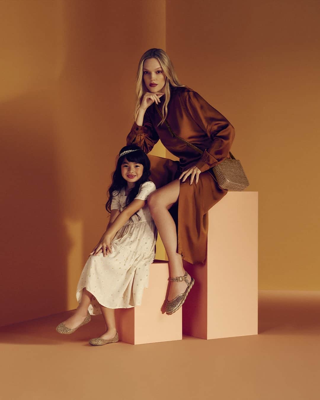 メリッサのインスタグラム：「Sofisticadas sim, estilosas também 🥰 ⁣ As novidades da #FamíliaCampana chegaram com TUDO! Os modelos são atemporais e foram inspirados nas tramas clássicas #MelissaCampanaPapel que marcou gerações pelo seu design ❤⁣ Vem conferir no link da bio!」