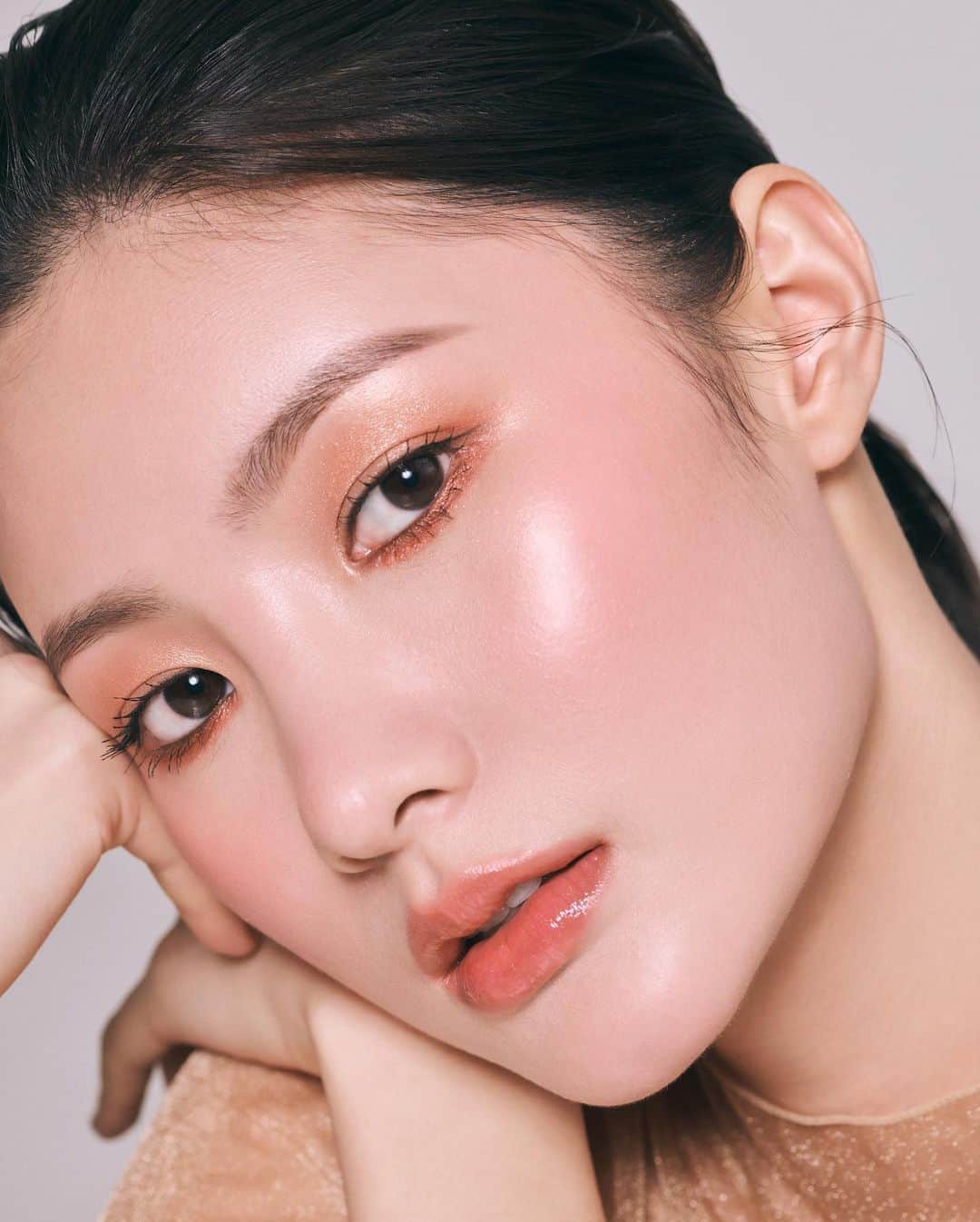 NARSさんのインスタグラム写真 - (NARSInstagram)「Orgasm: the shade that keeps you coming back for more. Explore iconic and limited-edition formulas featured in The Orgasm Collection—including Orgasm Four Play Blush Quad, Orgasm Rising Eyeshadow Palette, Orgasm Multiple, and Orgasm Afterglow Lip Balm.  #Regram @narscosmeticskorea Senior Makeup Artist @mua_teresa_o.  Additional products featured: Light Reflecting Foundation Light Reflecting Setting Powder Powermatte Lipstick in Indiscreet」4月21日 21時00分 - narsissist