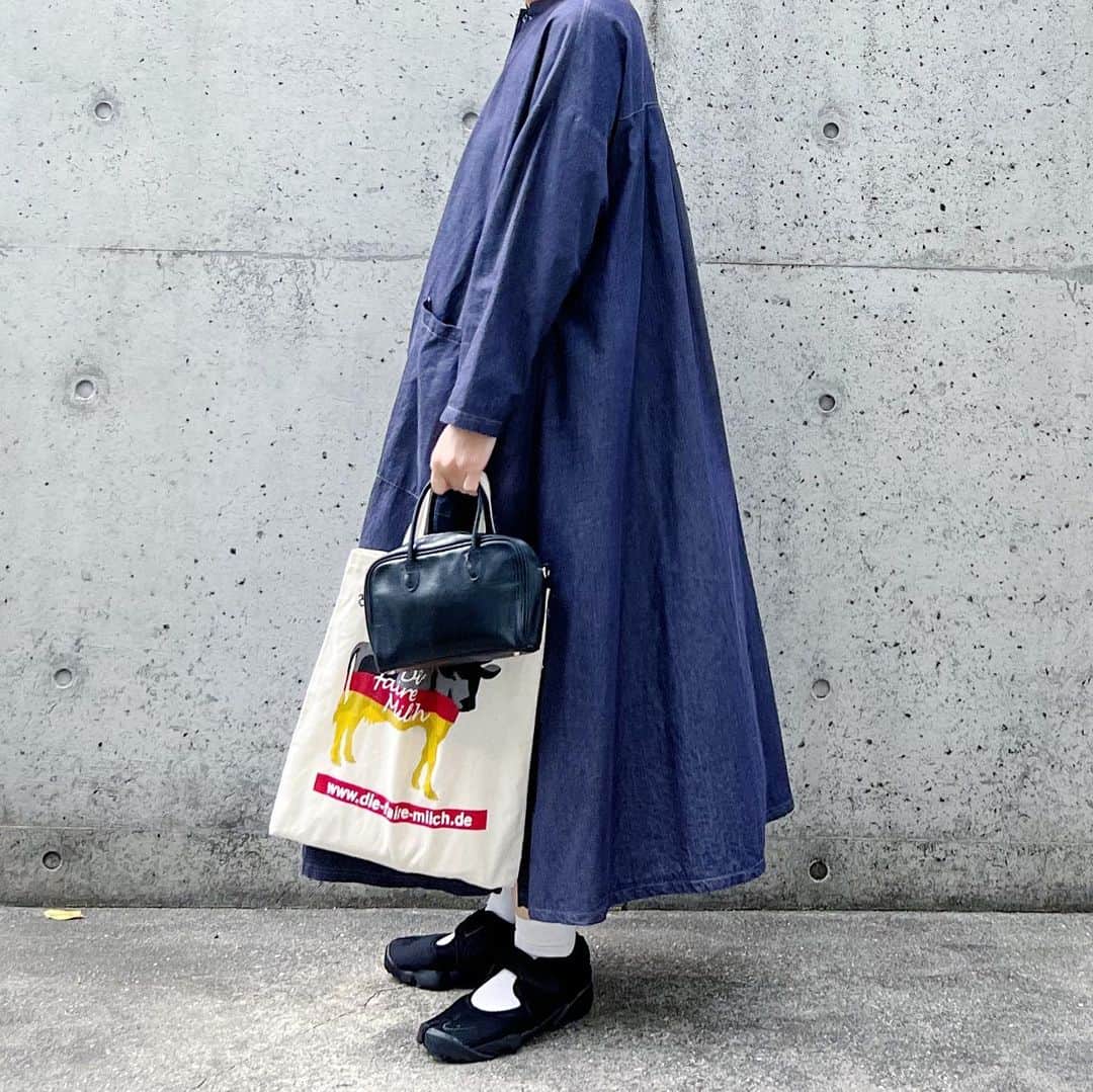 ryokoのインスタグラム：「▪︎  デニムのアトリエローブ👗  .  dress #harvesty shoes #nike bag #artsandscience」