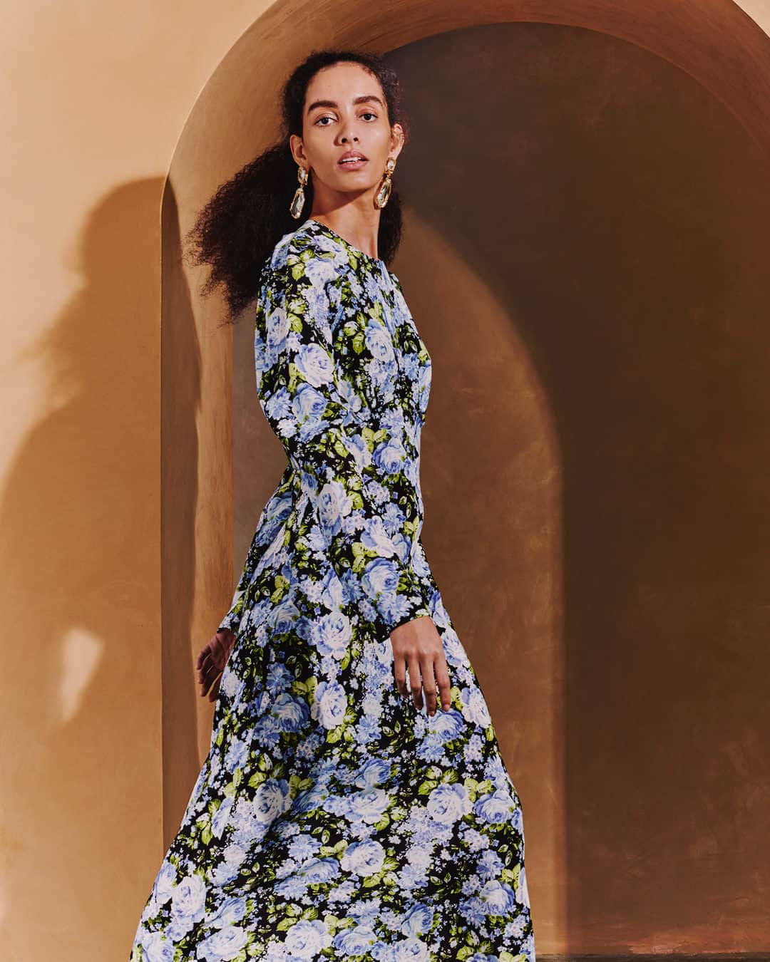 The Outnetのインスタグラム：「Introducing an exciting upcycled collection in collaboration with new-to-the-site label, @lesreveriesnyc. The dress capsule was designed in the brand’s signature style and made using past-season fabrics from previous capsules, ranging from FW18 through to SS19, in New York City. Shop the exclusive selection of romantic florals, dreamy color palettes and feminine ruffles at our link in bio」