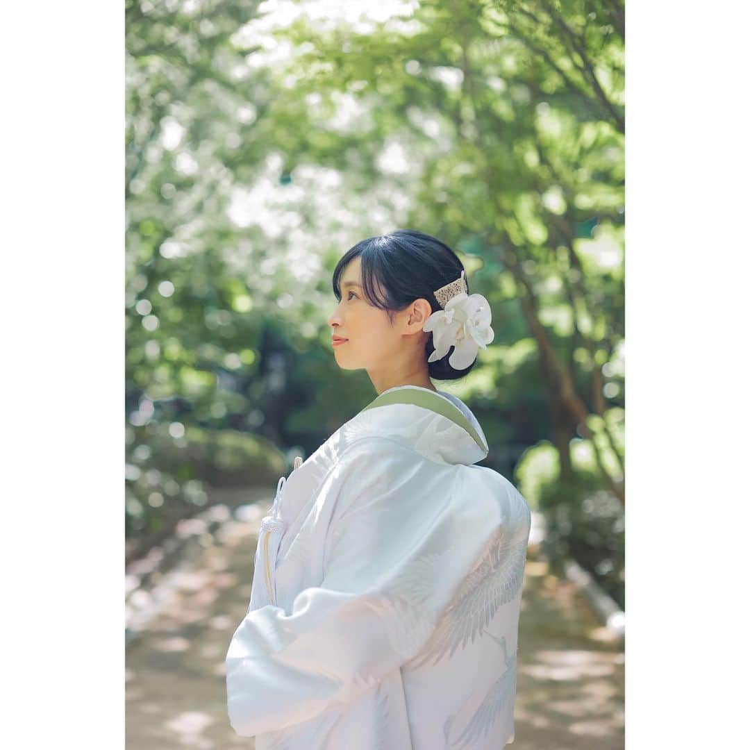 スタジオエイト 名古屋さんのインスタグラム写真 - (スタジオエイト 名古屋Instagram)「【白鳥庭園（和装ロケ）×らしさ】 カメラマンの武藤です。 本日は白鳥庭園での撮影をご紹介致します。 お二人の空気感を大切にして大人っぽくも、どこか繕いすぎてないお写真を目指して撮影させて頂きました。 新緑の鮮やかさとお茶室の風情がお二人と相まって、さらに素敵な撮影となりました。 沢山の素敵な雰囲気をお裾分けして頂き有難う御座いました。  スタジオ8ではお客様一人ひとりに向き合う丁寧さをもったスタッフが多く在籍しております。 是非皆様の幸せの一瞬を形に残こさせてください！ ご予約お待ちしております^ ^  📸: muto jin 💄: kanamori kureha  📷photographer @t.oguri.deco.ph @s.mochizuki.deco.ph @m.niwa.deco.ph @n.kaoru.deco.ph @a.fujiwara.deco.ph @umeshima.deco.ph  @yagasaki.deco.ph ︎●sato kenta → HP gallery ●muto jin → HP gallery ●kimura mio → HP gallery ●kondo reina → HP gallery  💄hair&makeup @mitani.deco.hm @nanami.deco.hm @kazumi.deco.hm @e.fukado.deco.hm @miharu.deco.hm @koide.deco.hm @nishimura.deco.hm  @matsuyama.deco.hm  ●kanamori kureha → HP gallery ●sato ayumi → HP gallery ●yukioka airi → HP gallery ●ishikawa haruka → HP gallery ●fuki ayano → HP gallery ●arai kotoko → HP gallery  私たちと一緒に働きませんか？ フォトグラファー、ヘアメイク、 フォトプランナーを募集中です★ @decollte_recruit  #デコルテフォト #スタジオエイト #プレ花嫁 #名古屋プレ花嫁 #ウエディングレポ #前撮りレポ #DWPG #撮る結婚式　 #ウェディングフォト #フォトウエディング #結婚準備 #前撮りポーズ #ウエディングニュース #weddingphoto #日本中のプレ花嫁さんと繋がりたい #プレ花嫁さんと繋がりたい #おしゃれさんと繋がりたい #カップルさんと繋がりたい #2023秋婚 #2023春婚 #2023夏婚 #marry花嫁 #marryxoxo #和装前撮り #和装ヘア #和装ロケーション #白鳥庭園 #前撮りレポ #愛知観光 #愛知フォトスタジオ #愛知前撮り」4月21日 21時02分 - studio8_nagoya.sakae