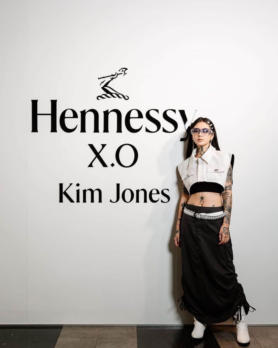 宜靜さんのインスタグラム写真 - (宜靜Instagram)「軒尼詩 X.O x Kim Jones 期間限定店 未來實驗室 有超酷的機器手臂會倒酒 🥃 還有跨界聯名限量的運動鞋「HNY Low」 以及全球限量200瓶 台灣只有2瓶的「Masterpiece」 在A11等大家去一睹風采  #HennessyxKimJones #HennessyXO #軒尼詩XO #軒尼詩未來室 @hennessy」4月21日 21時02分 - andy_blossom