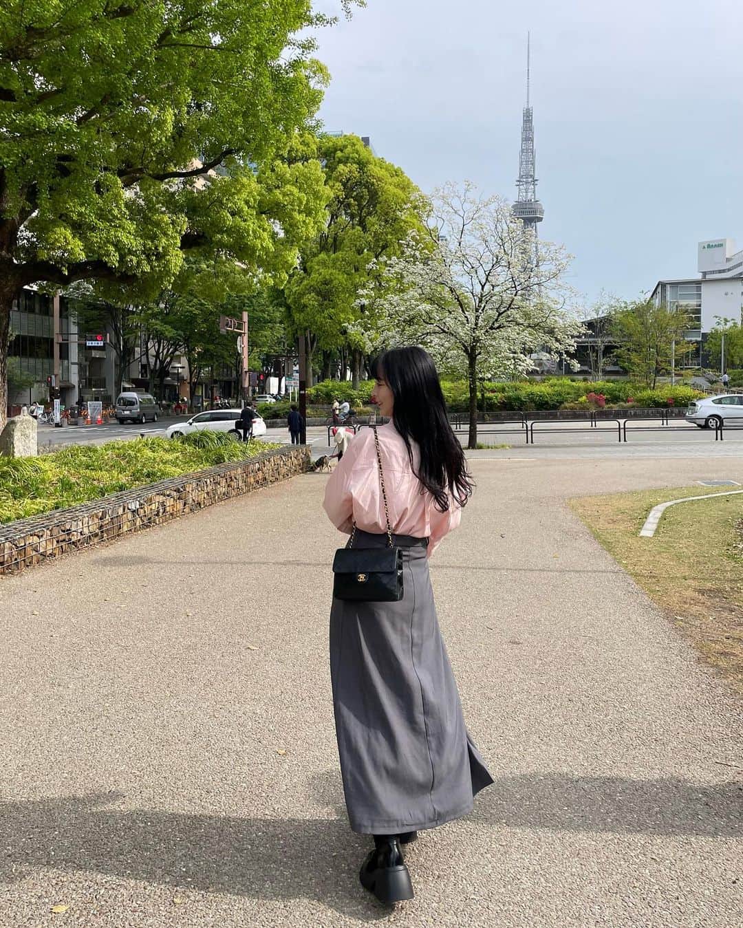 古川貴絵さんのインスタグラム写真 - (古川貴絵Instagram)「お散歩した日の💕 ピンクとグレーの組み合わせ好き🤭 サーモンピンクシャツかわい💕  #bonjoursagan」4月21日 21時04分 - _kiegram