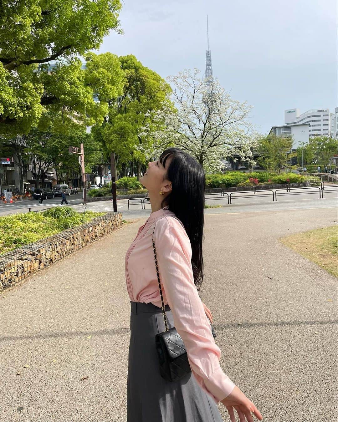 古川貴絵さんのインスタグラム写真 - (古川貴絵Instagram)「お散歩した日の💕 ピンクとグレーの組み合わせ好き🤭 サーモンピンクシャツかわい💕  #bonjoursagan」4月21日 21時04分 - _kiegram