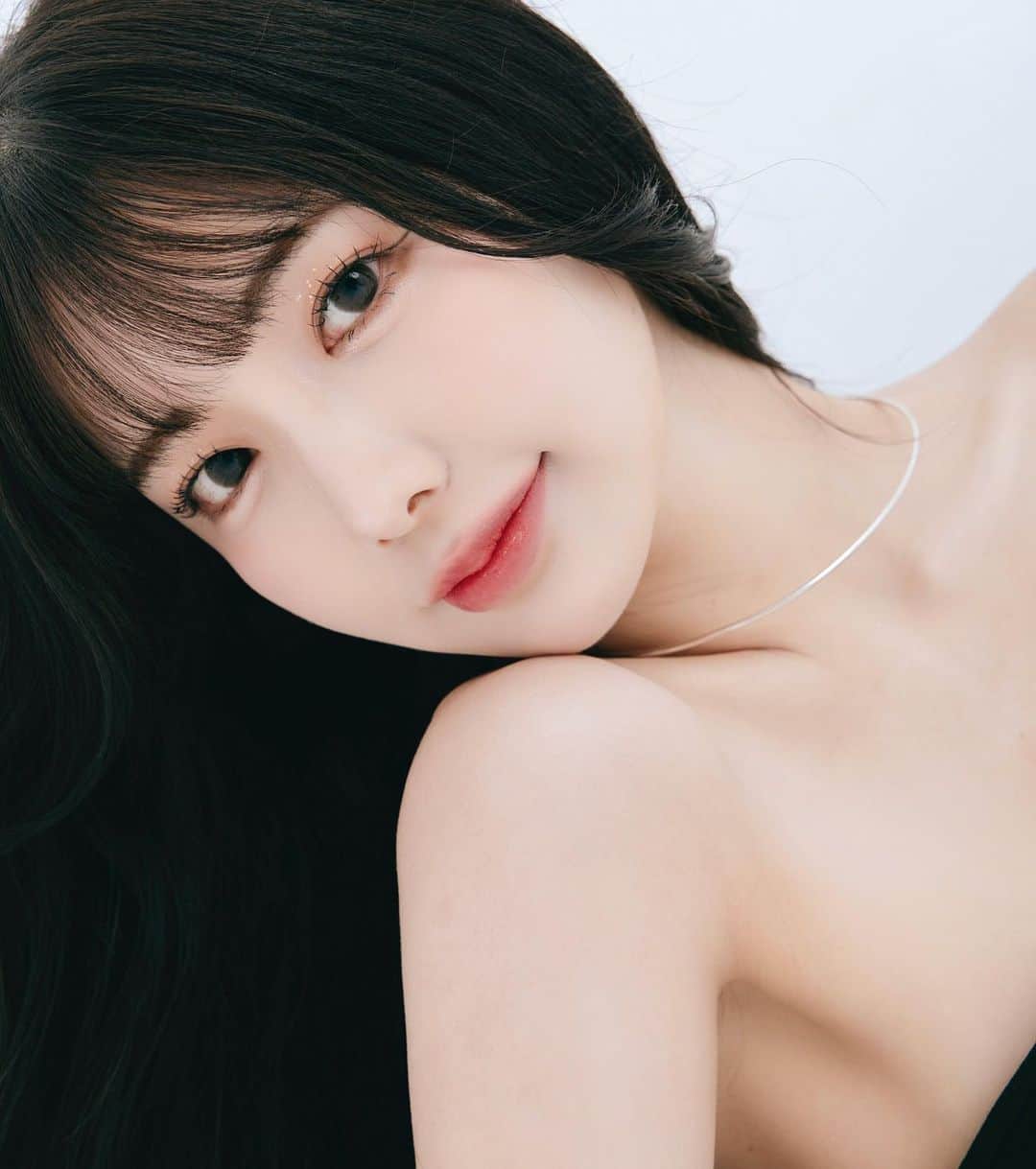 えみ姉のインスタグラム：「ㅤ 2023年の宣材写真は盛れたど🐈‍⬛ 年々更新できますように〜〜〜 ㅤㅤ アイコンも変えたの♡ みんなすぐ気づいてくれるのすごいな！ ㅤ hair make @imutan_makeup  ㅤcamera @kanbepouty  stylist @kanamikk12  ㅤ #ヘアメイク #韓国メイク #韓国 #美容 #ボディケア」