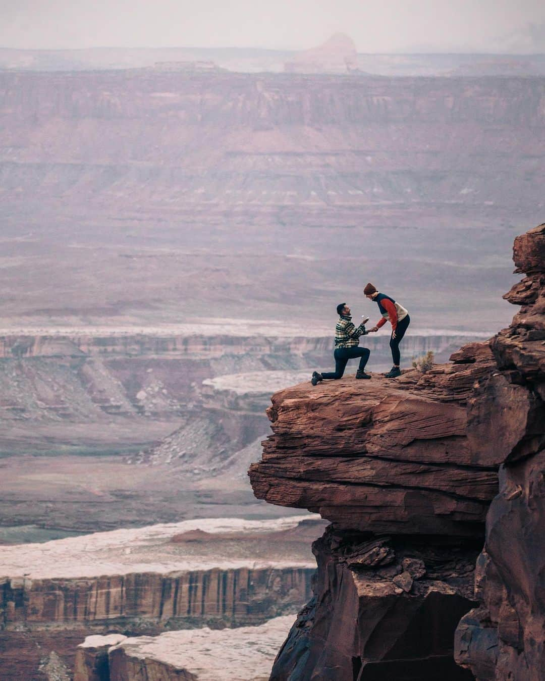 Zanna Van Dijkさんのインスタグラム写真 - (Zanna Van DijkInstagram)「My dream proposal ✨   At sunset, immersed in nature & surrounded by beautiful views. I thought it couldn’t get any better than that, but then @antonymaule coordinated a hidden photographer who captured the moment absolutely perfectly!!! I will treasure these images forever 🥹♥️  📸 @benjobiwan #proposal #engagement #utahroadtrip」4月21日 21時15分 - zannavandijk