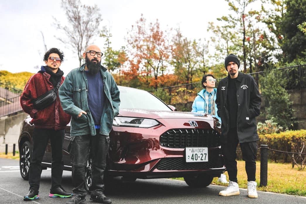 LEO今井のインスタグラム：「ZR-V e:HEVとLEO IMAIで記念撮影しました。 Thank you, Honda.  #eHEV #ZRV #LEO今井 #LEOIMAI #東へ西へ #Honda  Photos by @jvnphoto168」