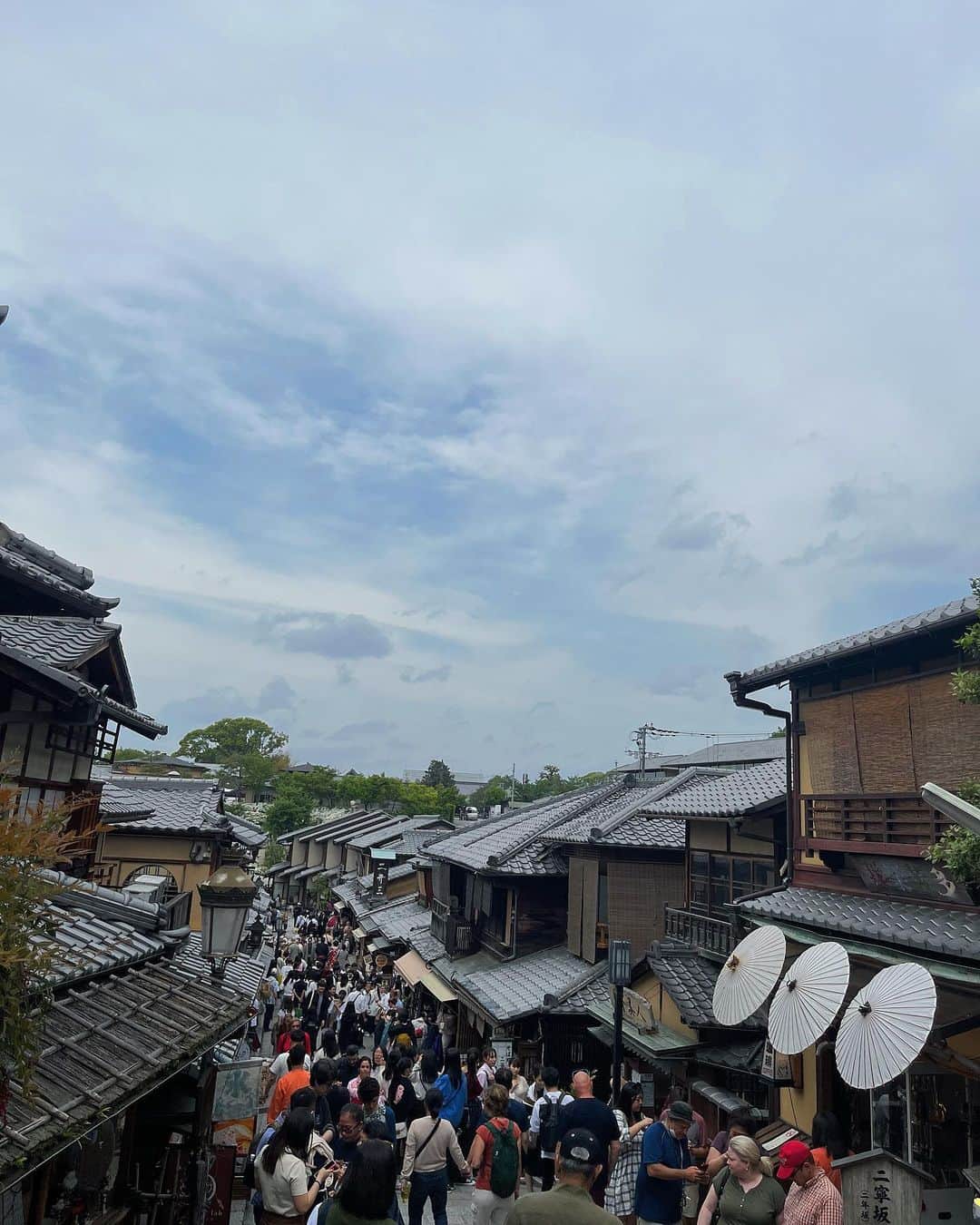 大平萌笑さんのインスタグラム写真 - (大平萌笑Instagram)「遠足で京都へ🚌⛩  今日は本当に暑かった、、！25度、夏だ🫠  いっぱい歩いていっぱい食べました🍡  アルバム委員だから卒業アルバムのためにデジカメ持って写真を📸」4月21日 21時10分 - ohiramoe