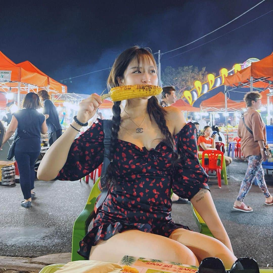 DJGATTIのインスタグラム：「Film📸🇻🇳 思ったより暑いしご飯が口に合わなくて3日間マンゴーだけ食べたけどベトナムの方達優し過ぎて感動したし、やっぱミソちゃんと一緒に来れたのが1番楽しかった🖤 しかしこの子本当ずっと横で写真加工しとるわww」