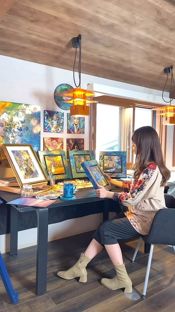 のインスタグラム：「I made the original frames. I ordered Mr.Ebina who is the master carpente of @unitehouse_official to make  frames and I'm coloring them to match my artworks.  🖼オリジナルの額を制作しました🖼 ユニテハウス @unitehouse_official の棟梁である海老名さんに枠作りをお願いし、私自身が自分の作品に合う色付けをしています。  #artreels #art #artist #artistsoninstagram #artoftheday #artwork #reels #painting #illustration #drawing #acrylicpainting #watercolor #artreel #digitalart #reelsinstagram #artprocess #artofinstagram #portrait #arttutorial #procreate #trending #artgallery #digitalartist #artistoninstagram #arttherapy #acrylic #artistsupport #reelitfeelit #山形 #woman_artist_gallery」