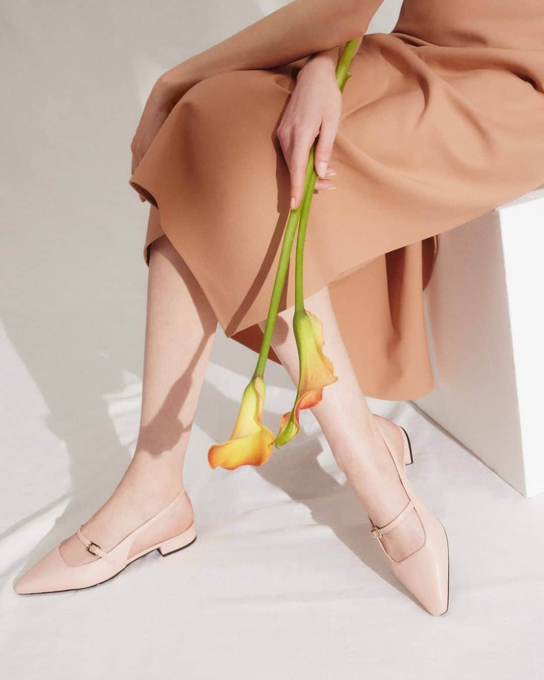 ポリーニのインスタグラム：「Go for effortless elegance and comfort with the Pollini SS23 nude slingback. Discover this refined feminine design with a retro feel via the link in our bio.  #Pollini  #SS23」