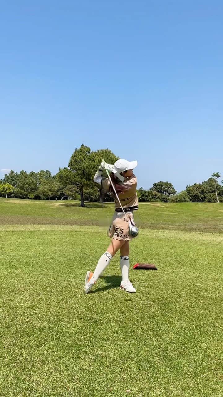 高木由梨奈のインスタグラム：「ドライバー、パター⛳️アドバイス求む🥺🙏 フォーム改善しようとしてもなんだか上手く打てない… どうしたらいいの〜🥹笑 (最後は奇跡的にバーディ取れて大喜びの図⛳️)  ゴルフ好きな人も、ゴルフ好きじゃない人も見てね😙🫶笑  #ゴルフ女子 #ゴルフコーデ #スイング動画 #ゴルフウェアレディース」